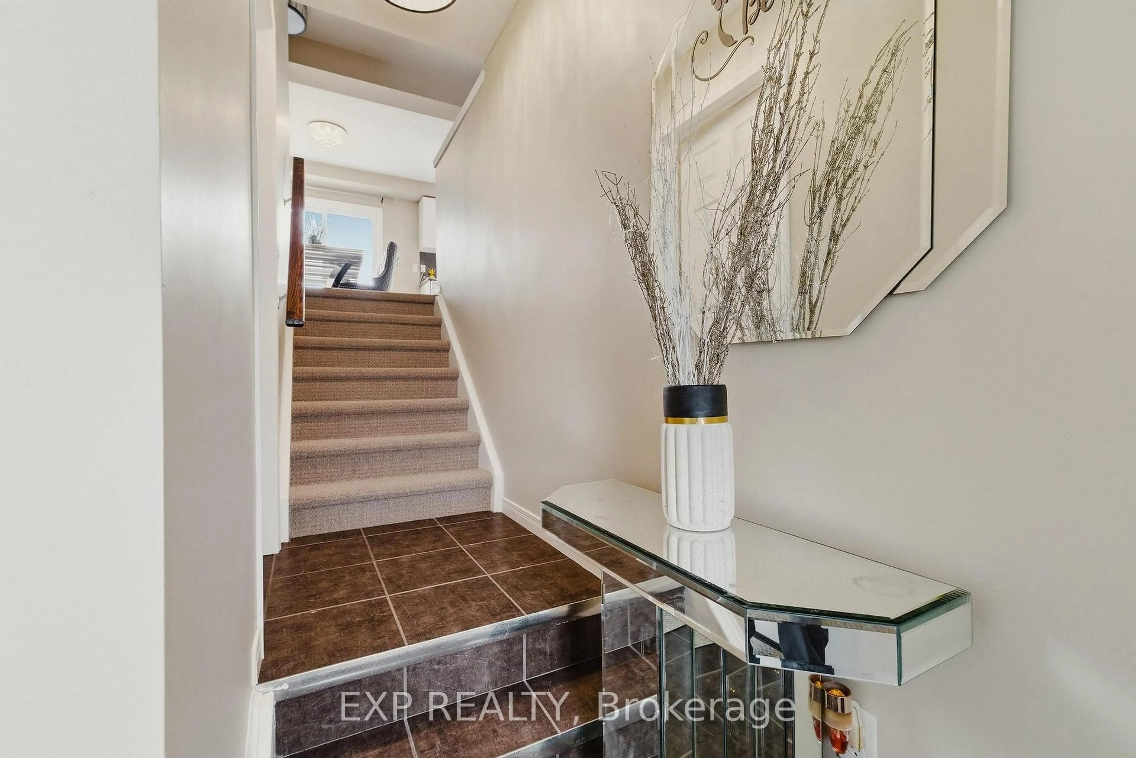 Indoor entryway for 750 Lawrence St #88, Cambridge Ontario N3H 0A9