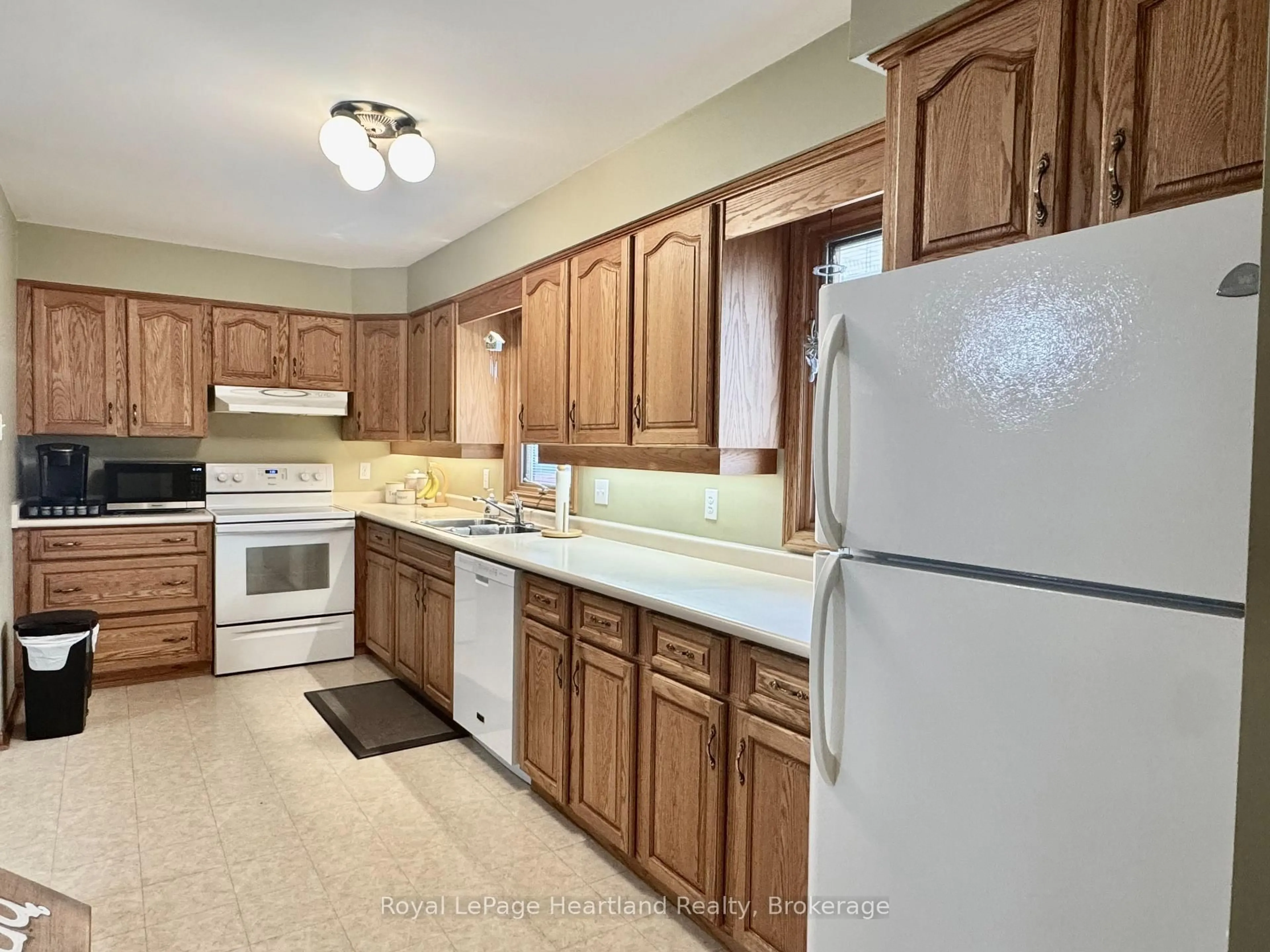 Standard kitchen, unknown for 36 McDonald St, Stratford Ontario N5A 4W5