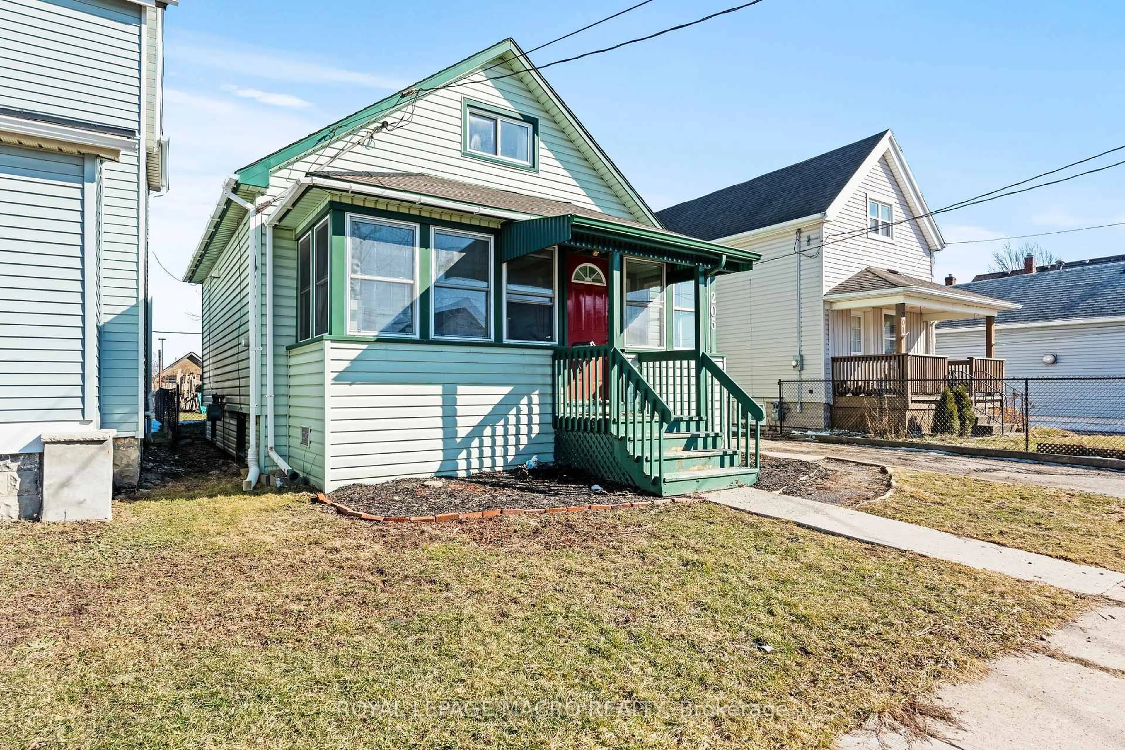 Home with vinyl exterior material, street for 205 Mitchell St, Port Colborne Ontario L3K 1Y4