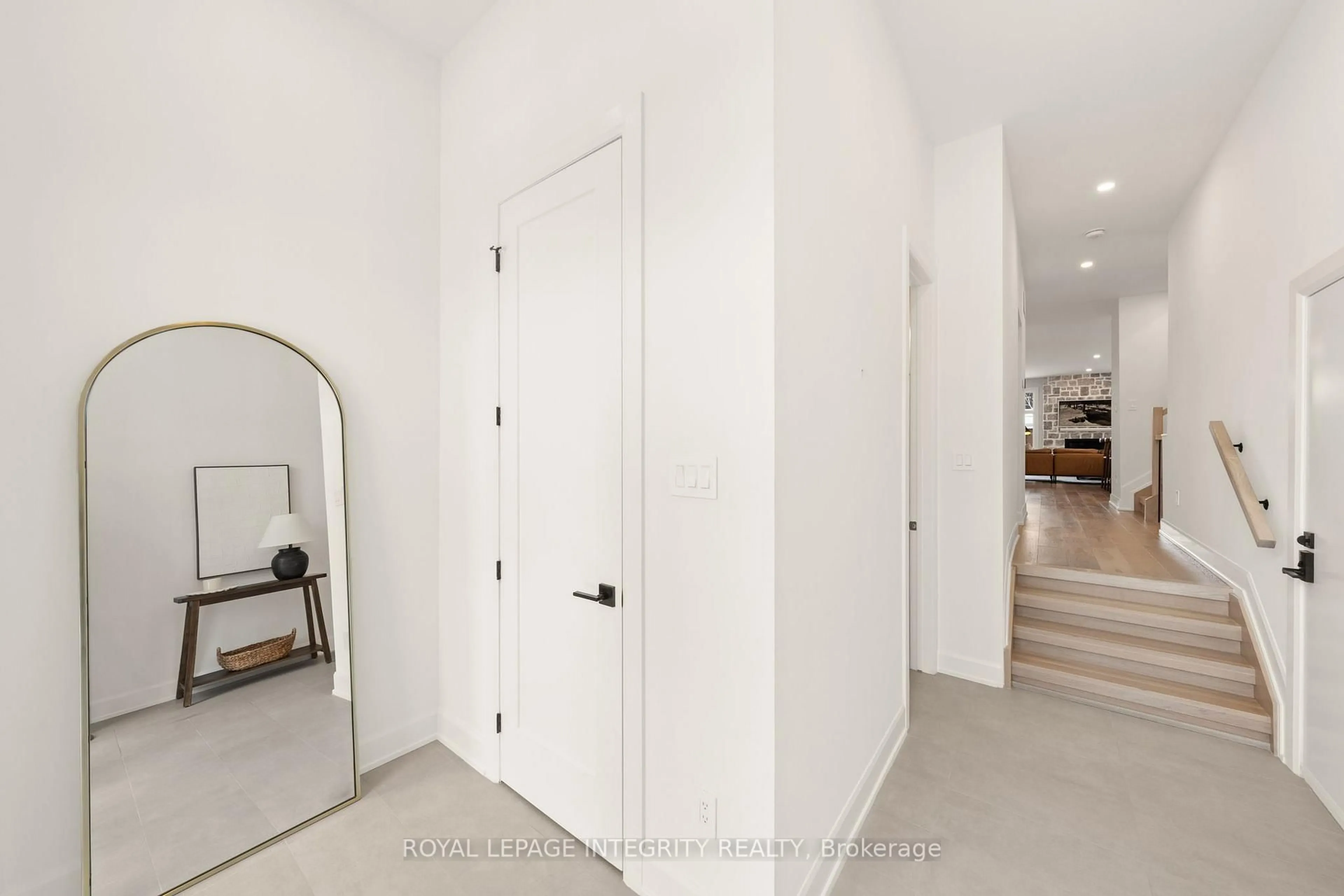 Indoor entryway for 276 Clare St, Ottawa Ontario K1Z 7E3