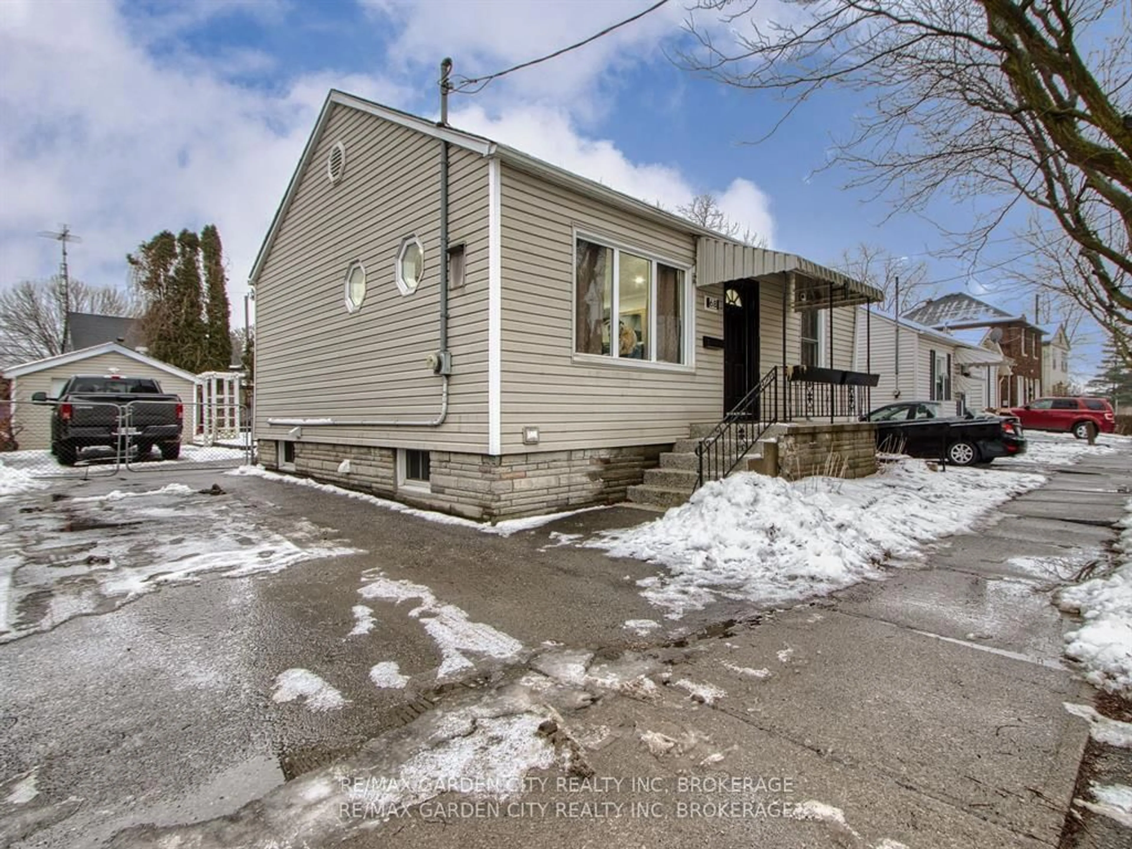 A pic from outside/outdoor area/front of a property/back of a property/a pic from drone, street for 68 Carlton St, St. Catharines Ontario L2R 1P8