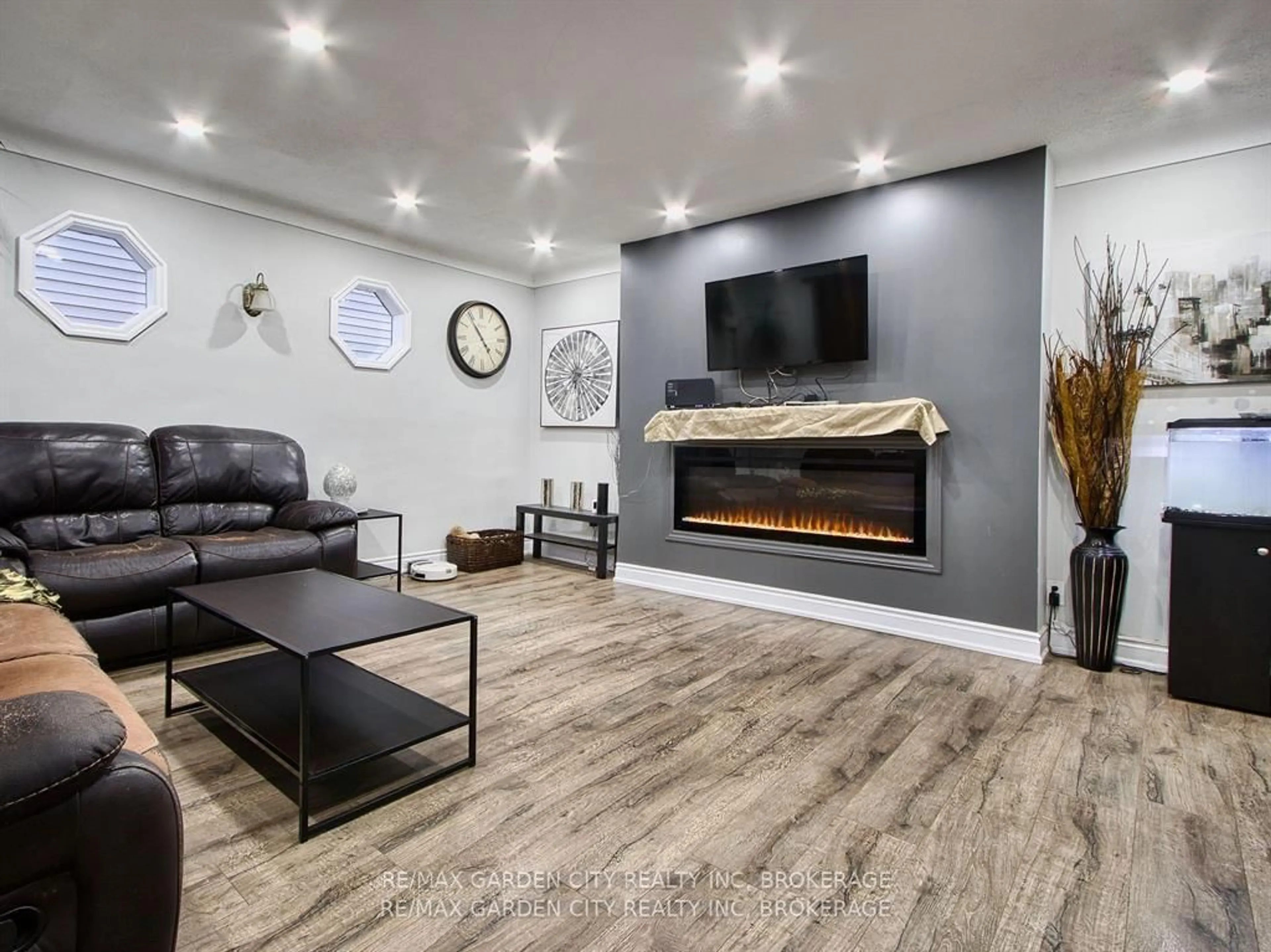 Living room with furniture, unknown for 68 Carlton St, St. Catharines Ontario L2R 1P8