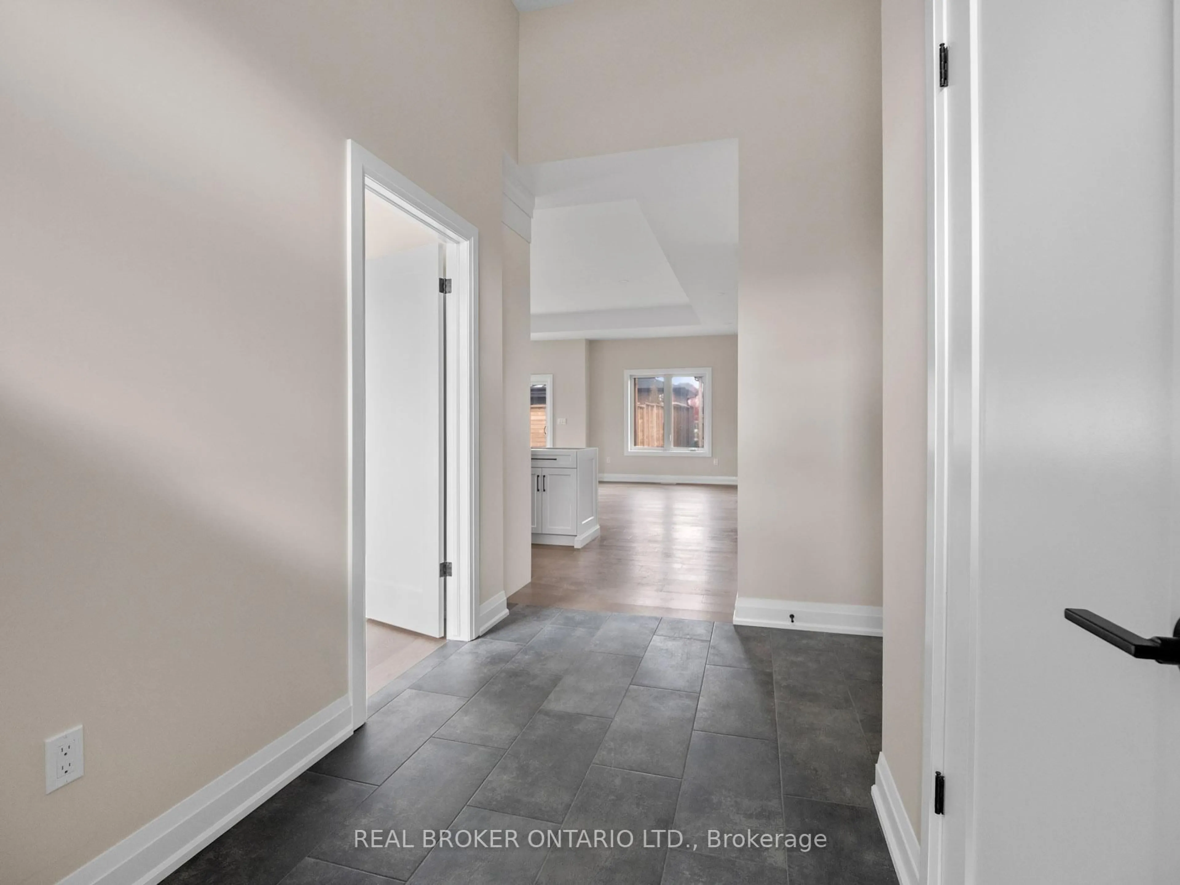 Indoor entryway for 118 Willowbrook Dr, Welland Ontario L3C 0G2