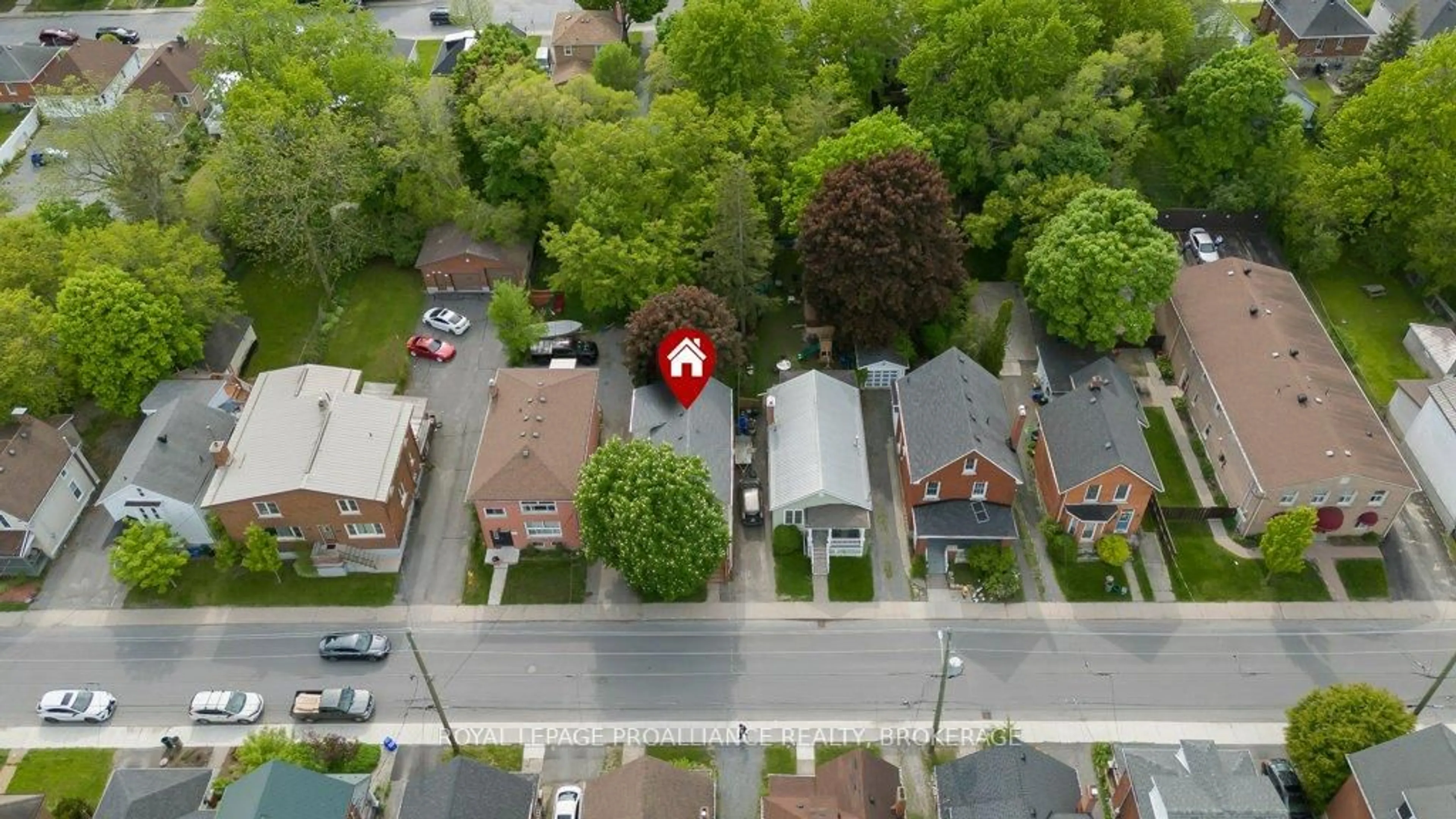 A pic from outside/outdoor area/front of a property/back of a property/a pic from drone, street for 468-470 Victoria St, Kingston Ontario K7L 3Z7