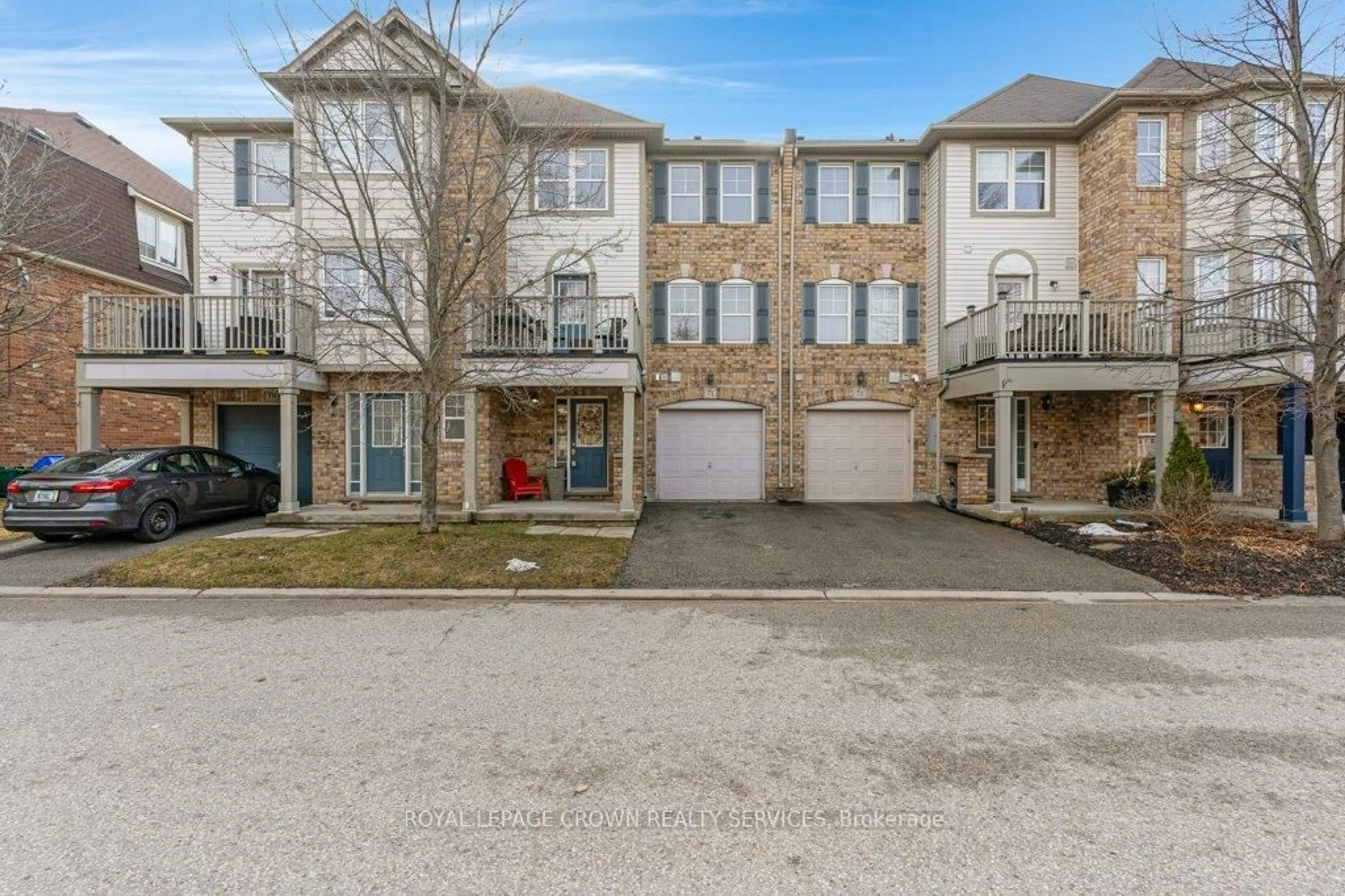A pic from outside/outdoor area/front of a property/back of a property/a pic from drone, street for 71 Garth Massey Dr #71, Cambridge Ontario N1T 2G8