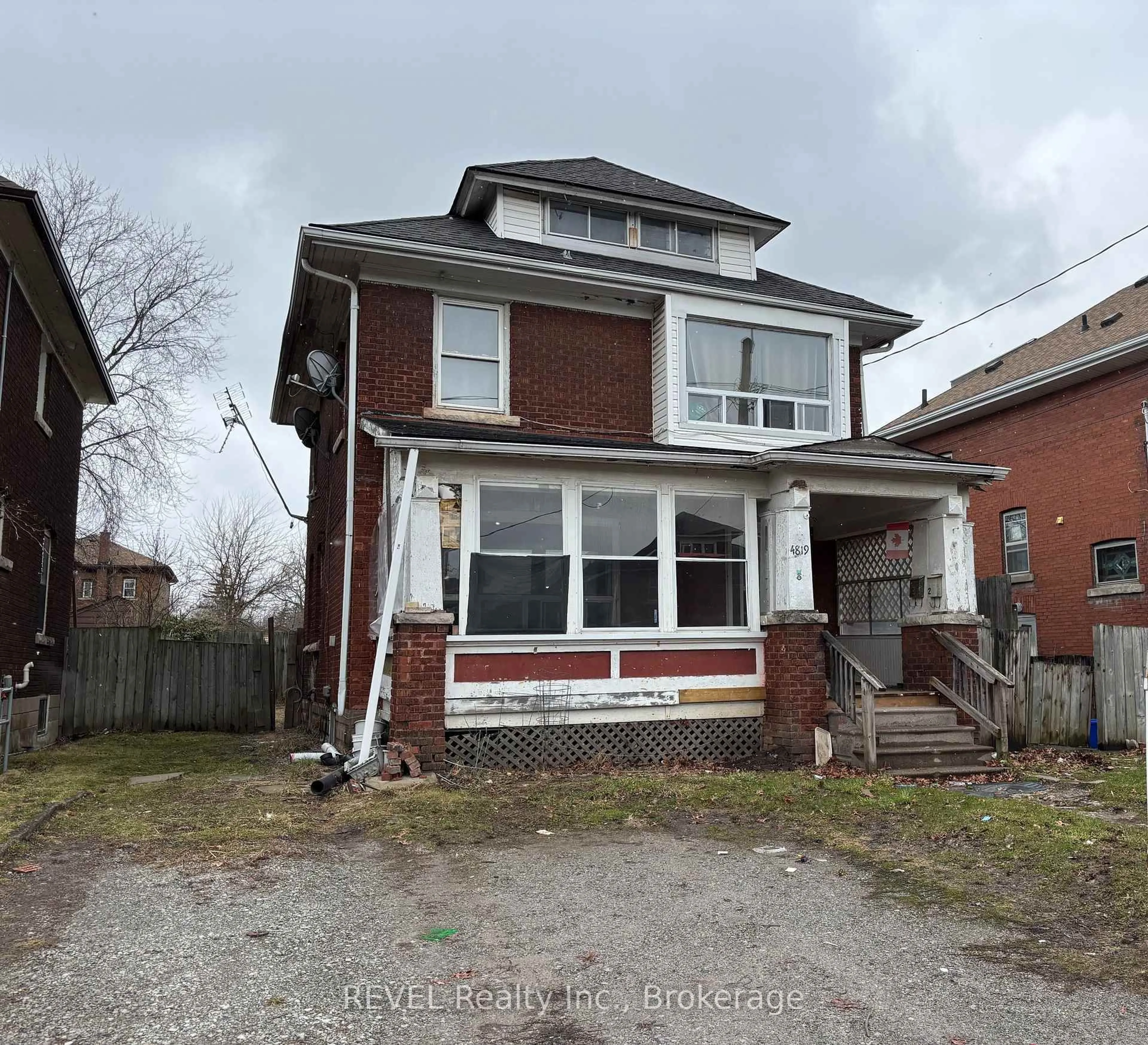 Home with brick exterior material, building for 4819 Fourth Ave, Niagara Falls Ontario L2E 4P2