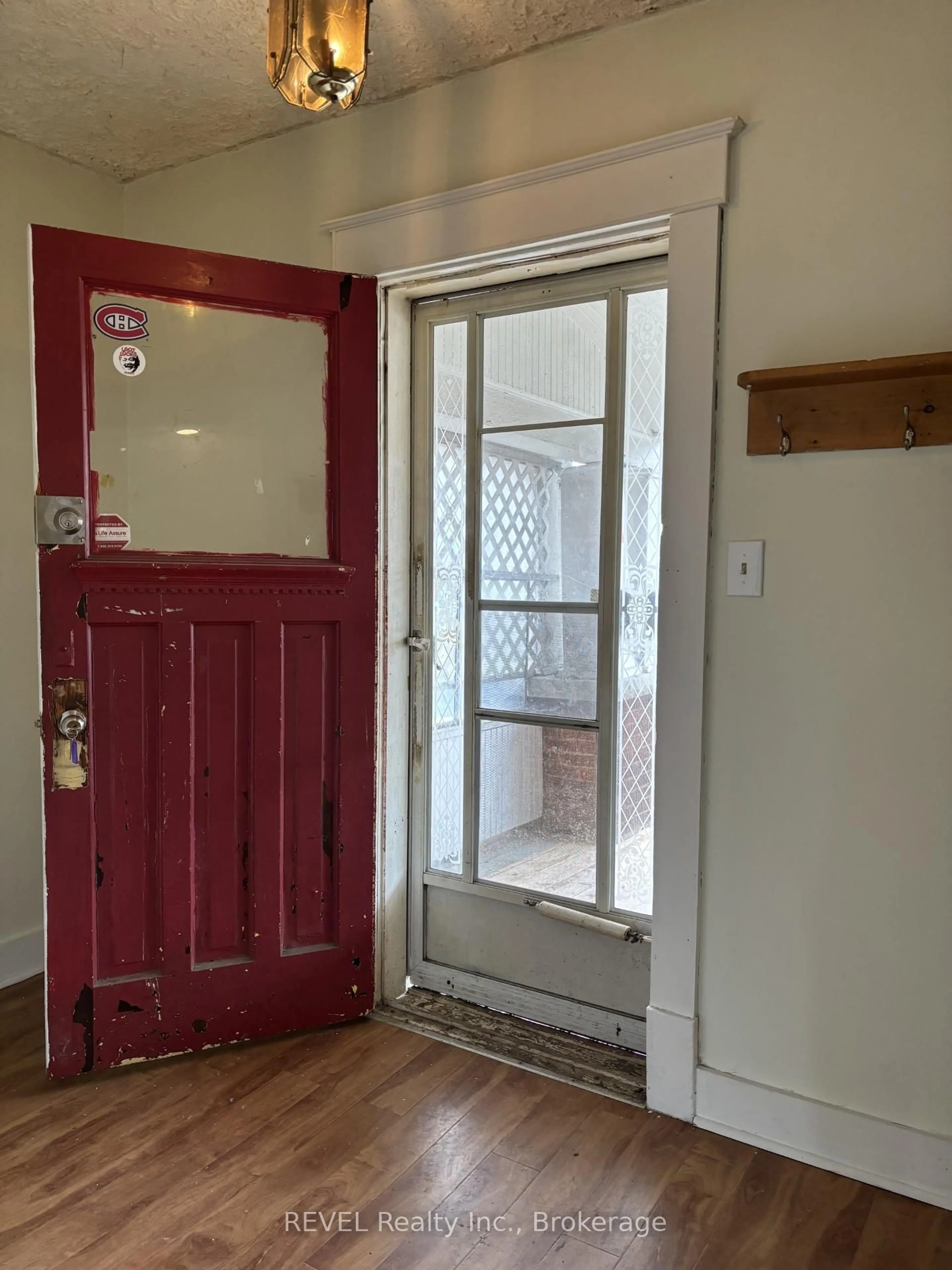 Indoor entryway for 4819 Fourth Ave, Niagara Falls Ontario L2E 4P2