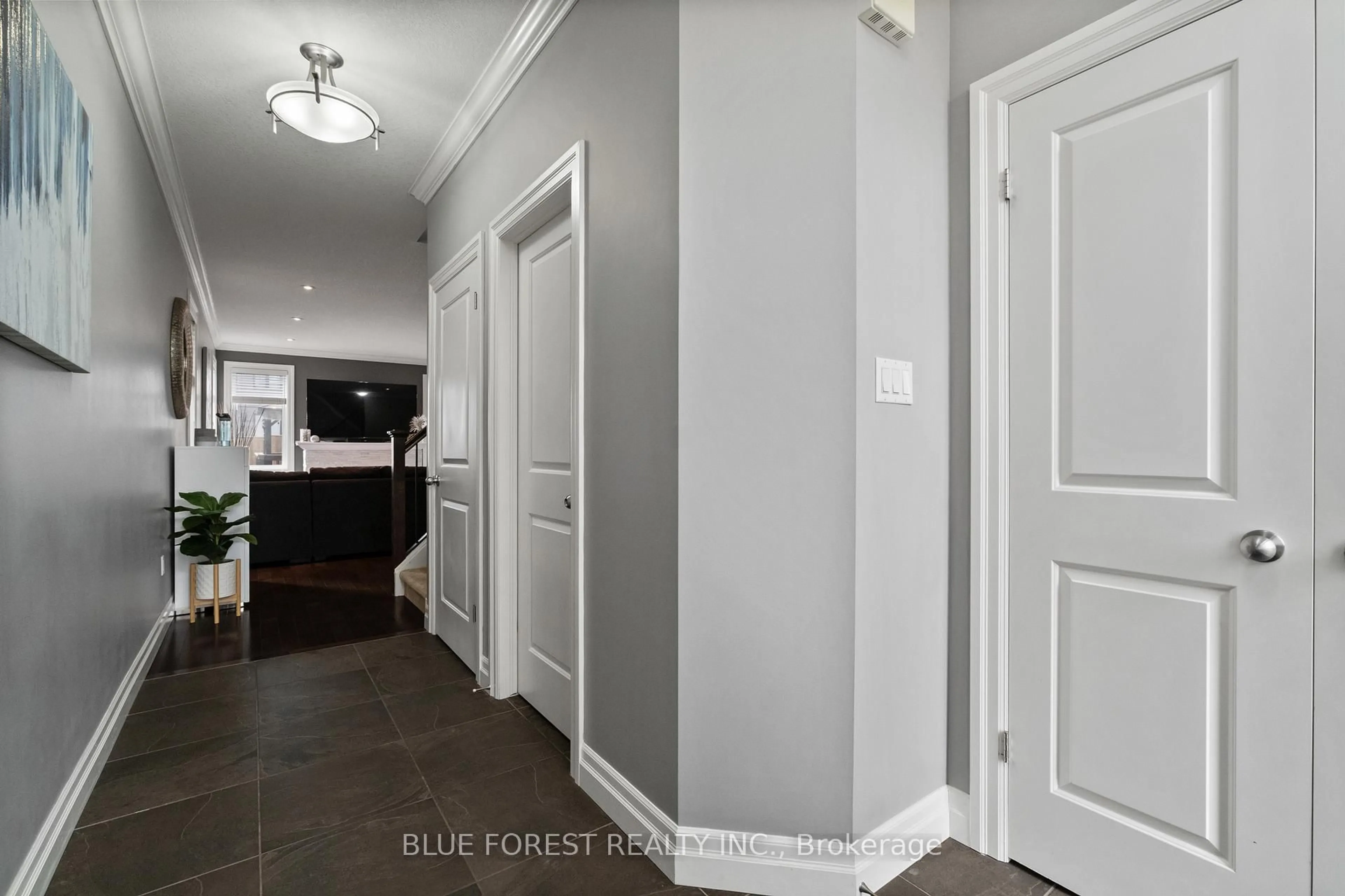 Indoor entryway for 1809 Jubilee Dr, London North Ontario N6G 0H5