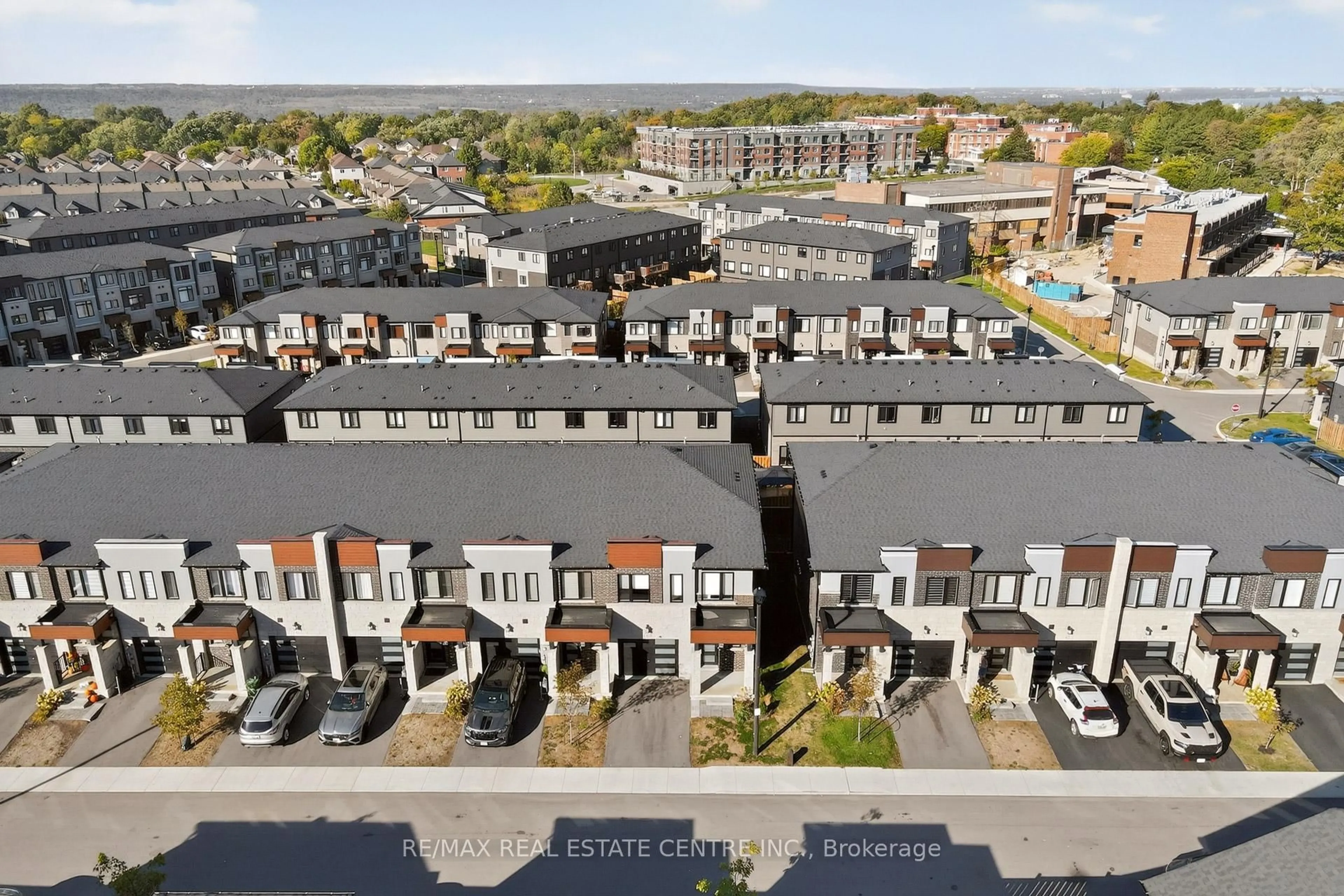 A pic from outside/outdoor area/front of a property/back of a property/a pic from drone, street for 47 BENSLEY Lane, Hamilton Ontario L9C 0E7