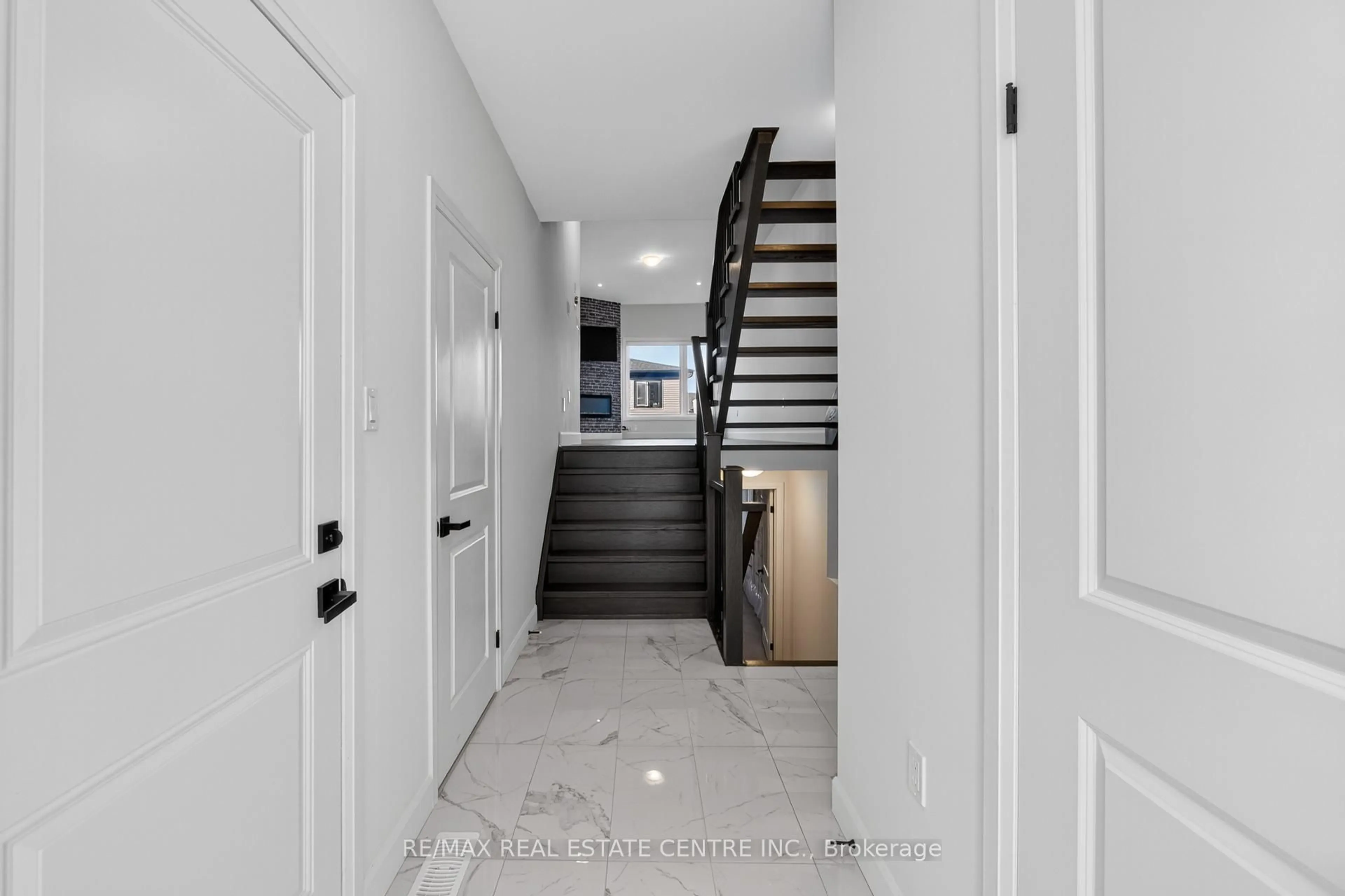 Indoor entryway for 47 BENSLEY Lane, Hamilton Ontario L9C 0E7