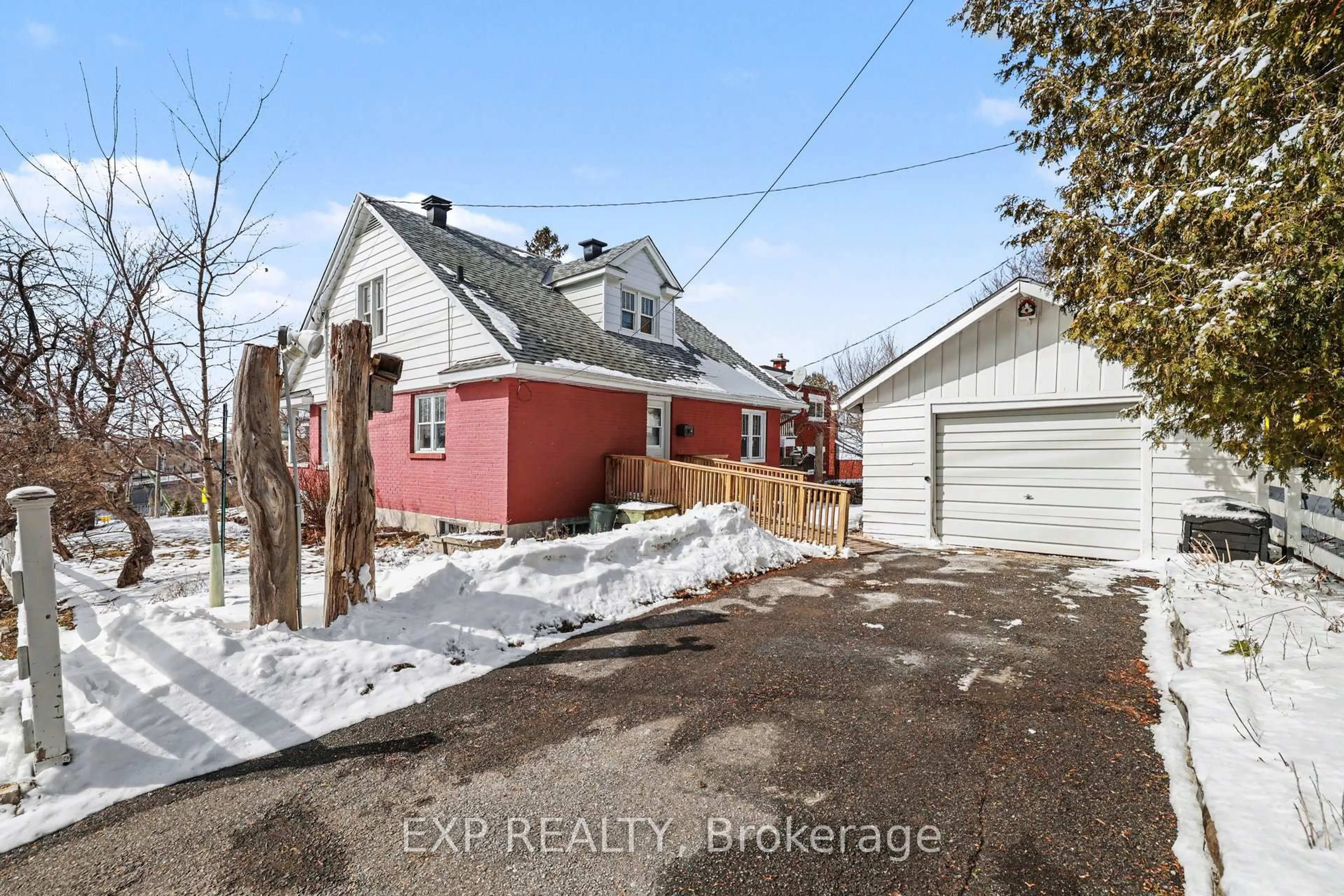 A pic from outside/outdoor area/front of a property/back of a property/a pic from drone, street for 2511 Junction Ave, Ottawa Ontario K1V 8G9