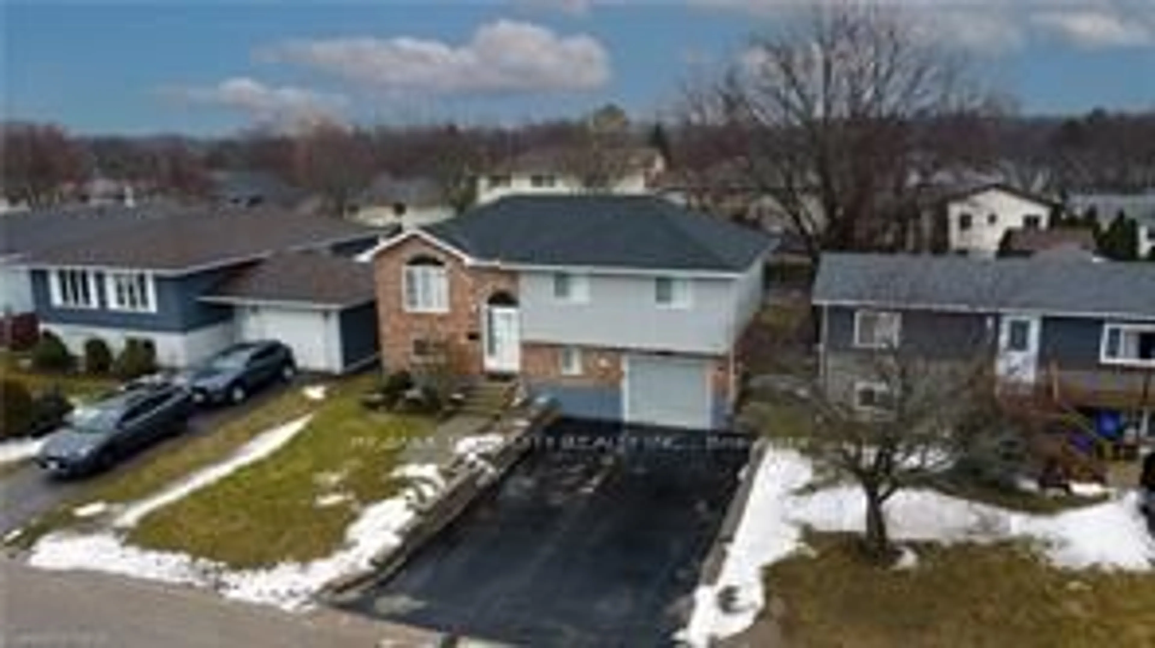 A pic from outside/outdoor area/front of a property/back of a property/a pic from drone, street for 647 KENNARD Cres, Kincardine Ontario N2Z 1T4