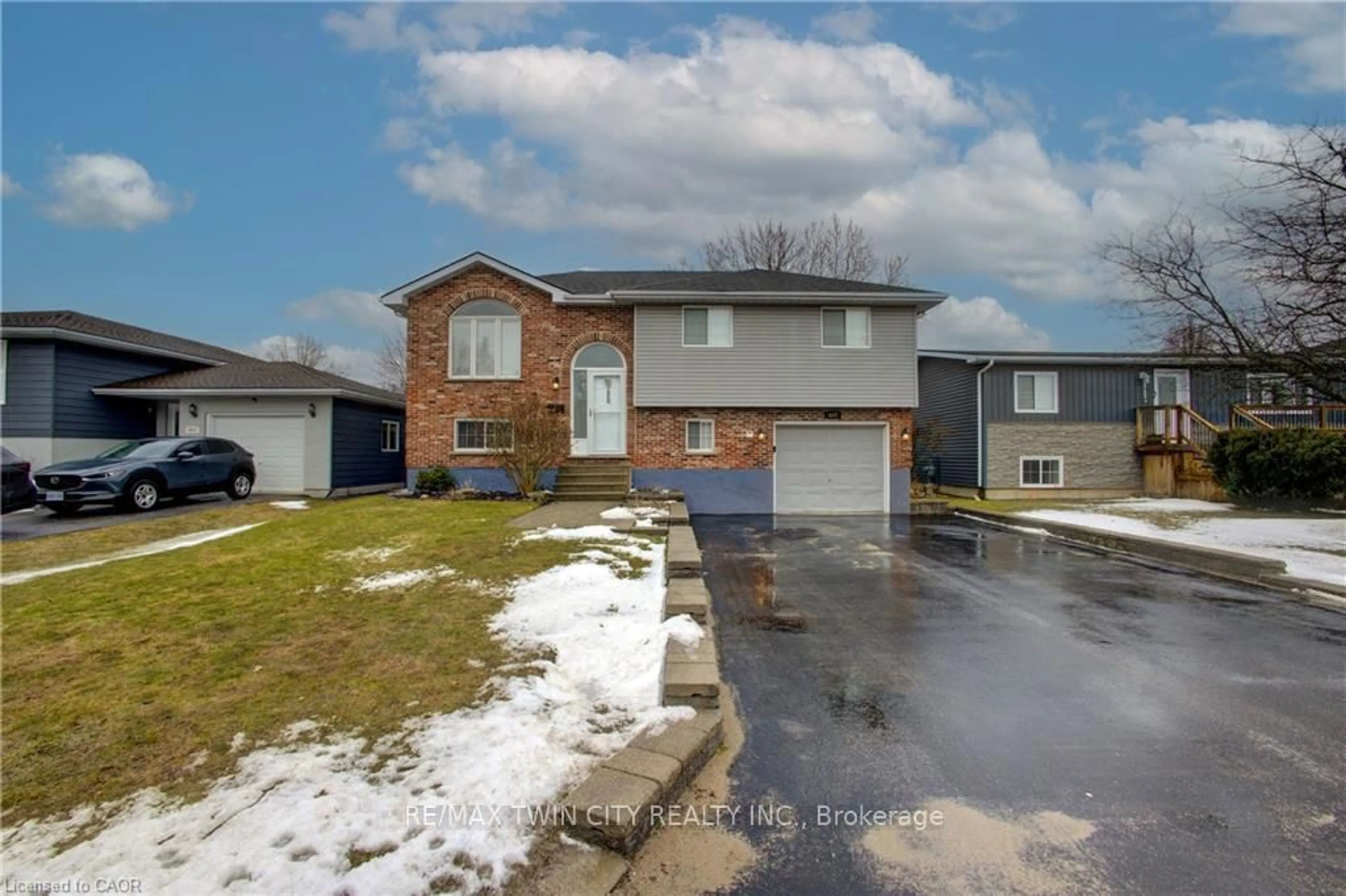 A pic from outside/outdoor area/front of a property/back of a property/a pic from drone, street for 647 KENNARD Cres, Kincardine Ontario N2Z 1T4