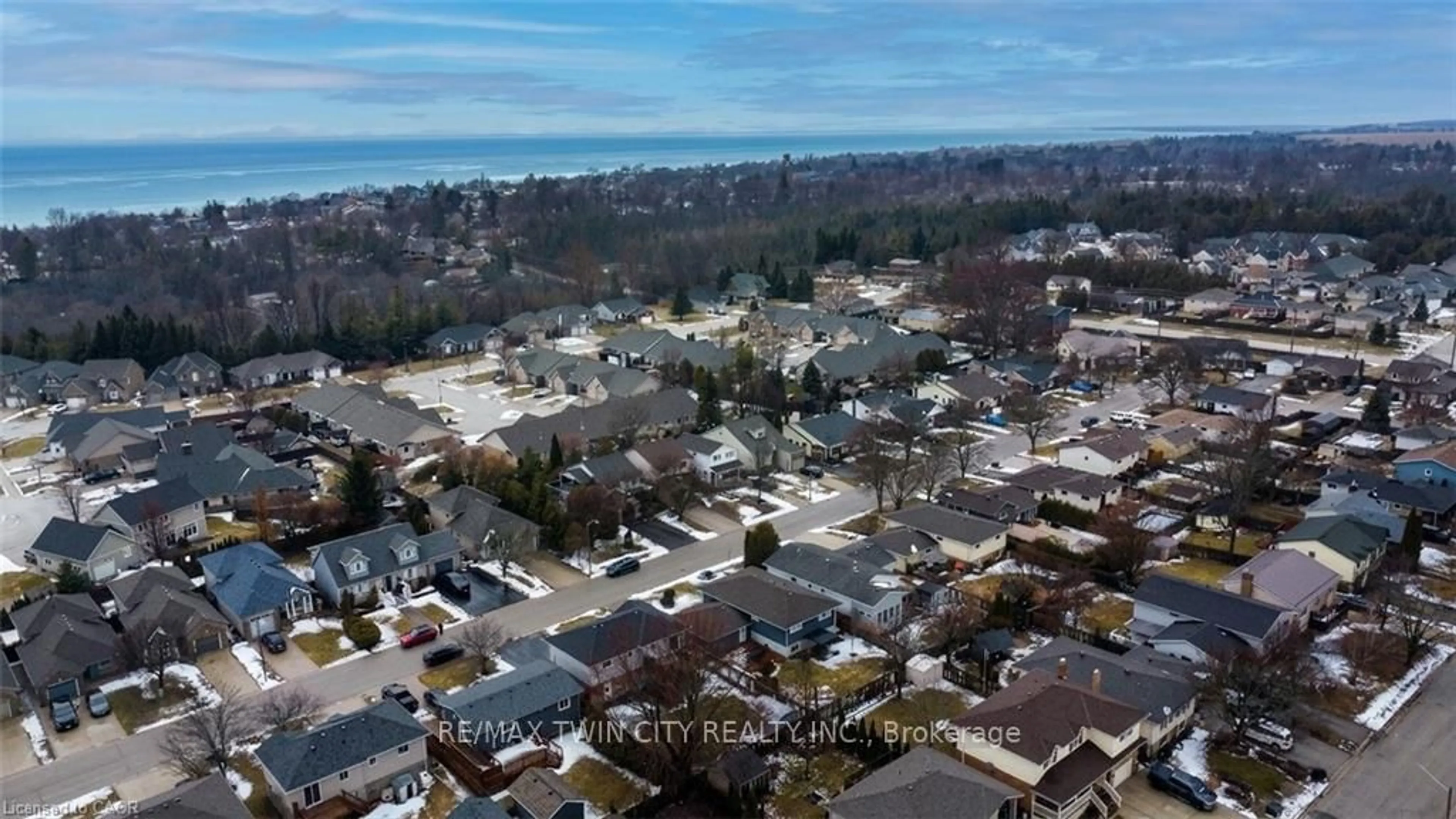A pic from outside/outdoor area/front of a property/back of a property/a pic from drone, street for 647 KENNARD Cres, Kincardine Ontario N2Z 1T4