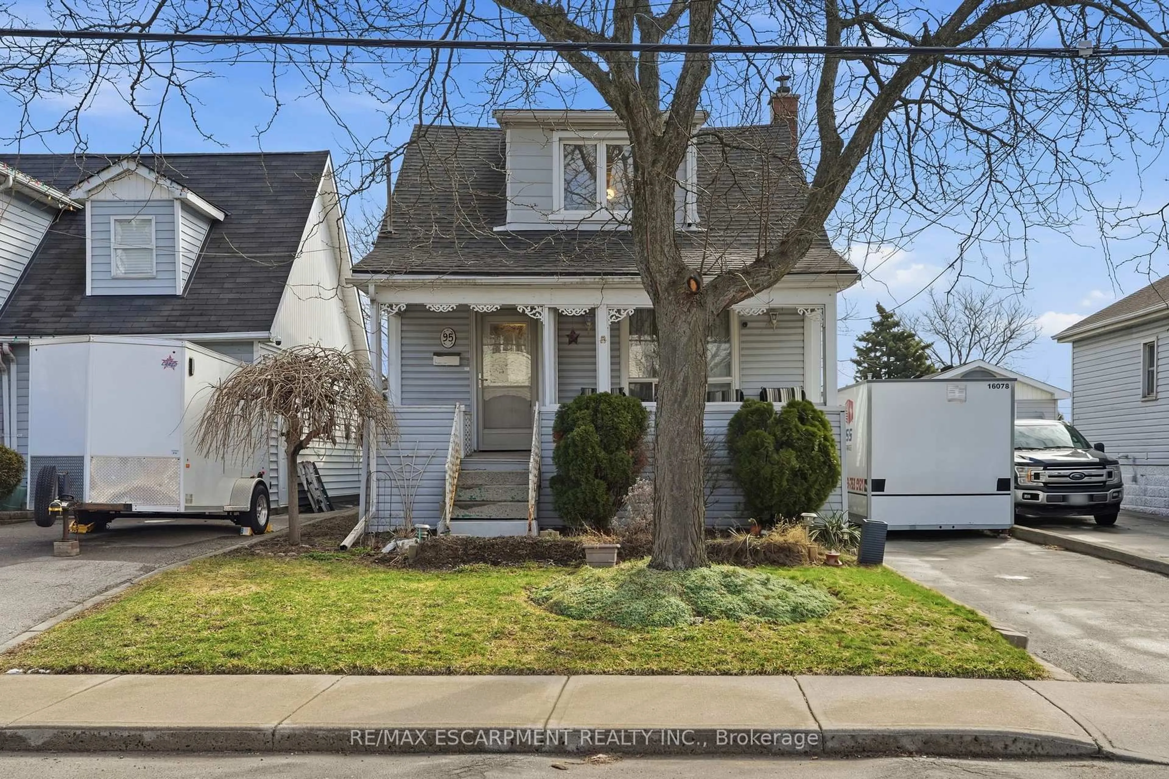 Home with vinyl exterior material, street for 95 East 35th St, Hamilton Ontario L8V 3X9
