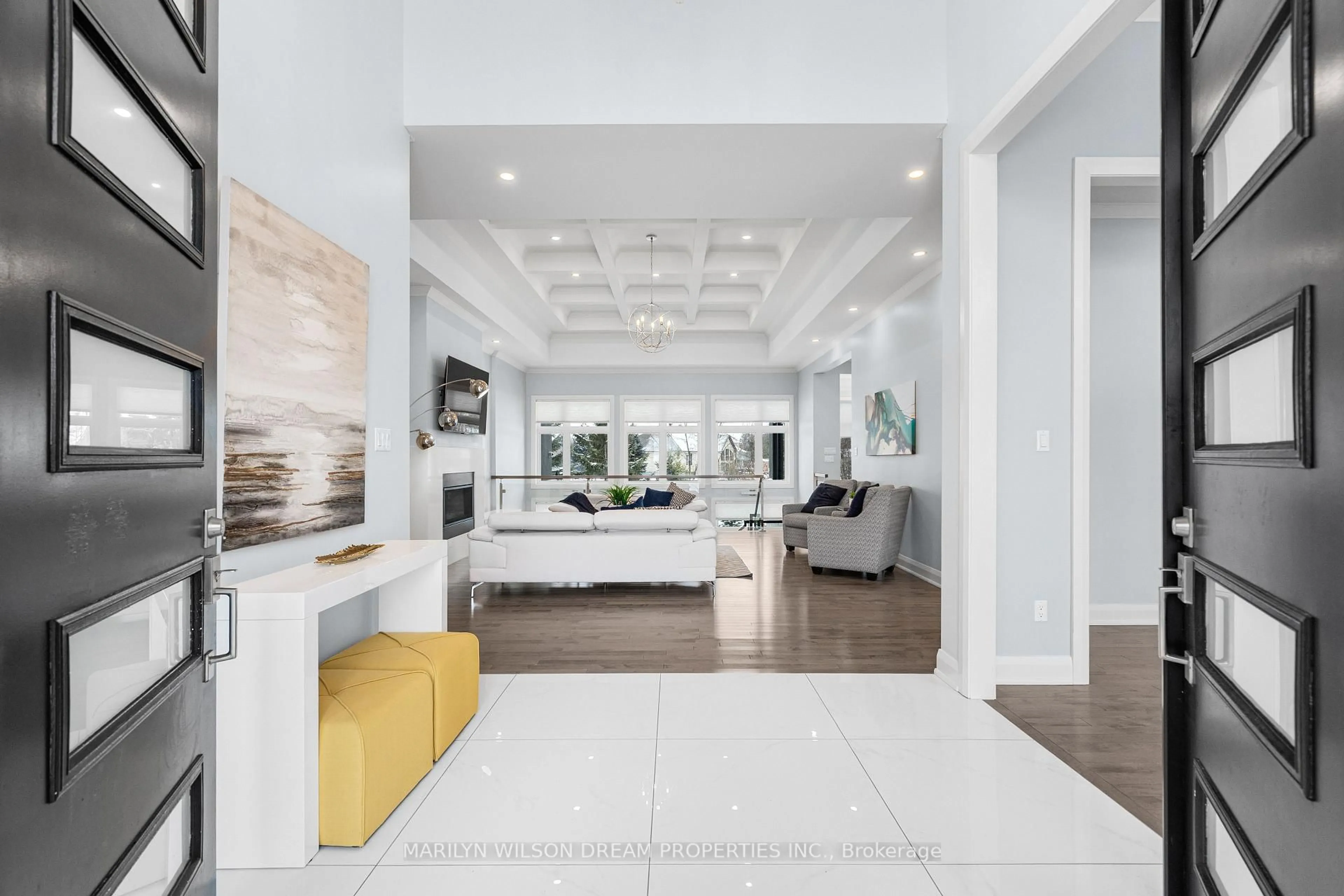 Indoor entryway for 525 Leimerk Crt, Manotick Ontario K4M 0B2