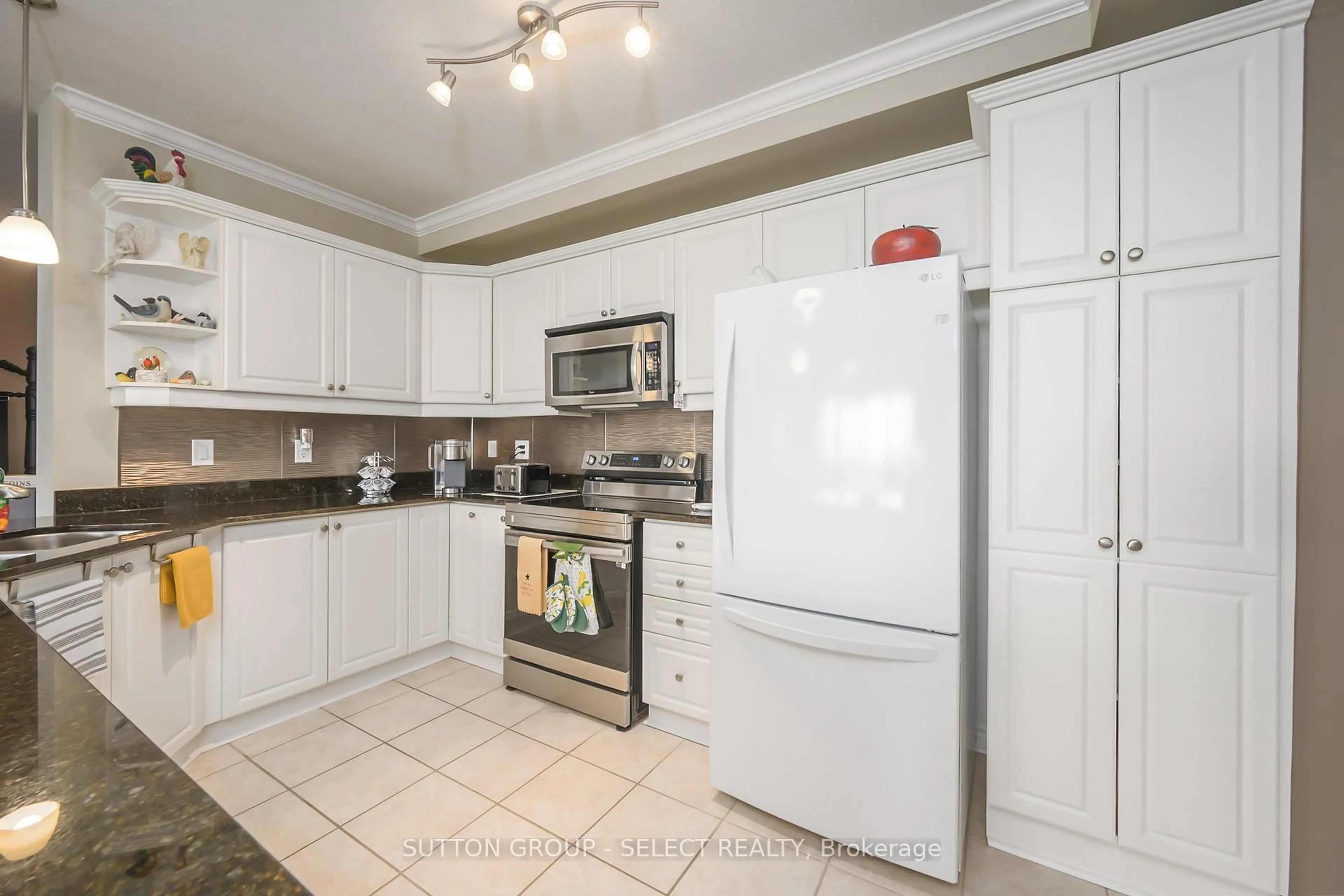 Standard kitchen, ceramic/tile floor for 1030 CORONATION Dr #606, London North Ontario N6G 0G5