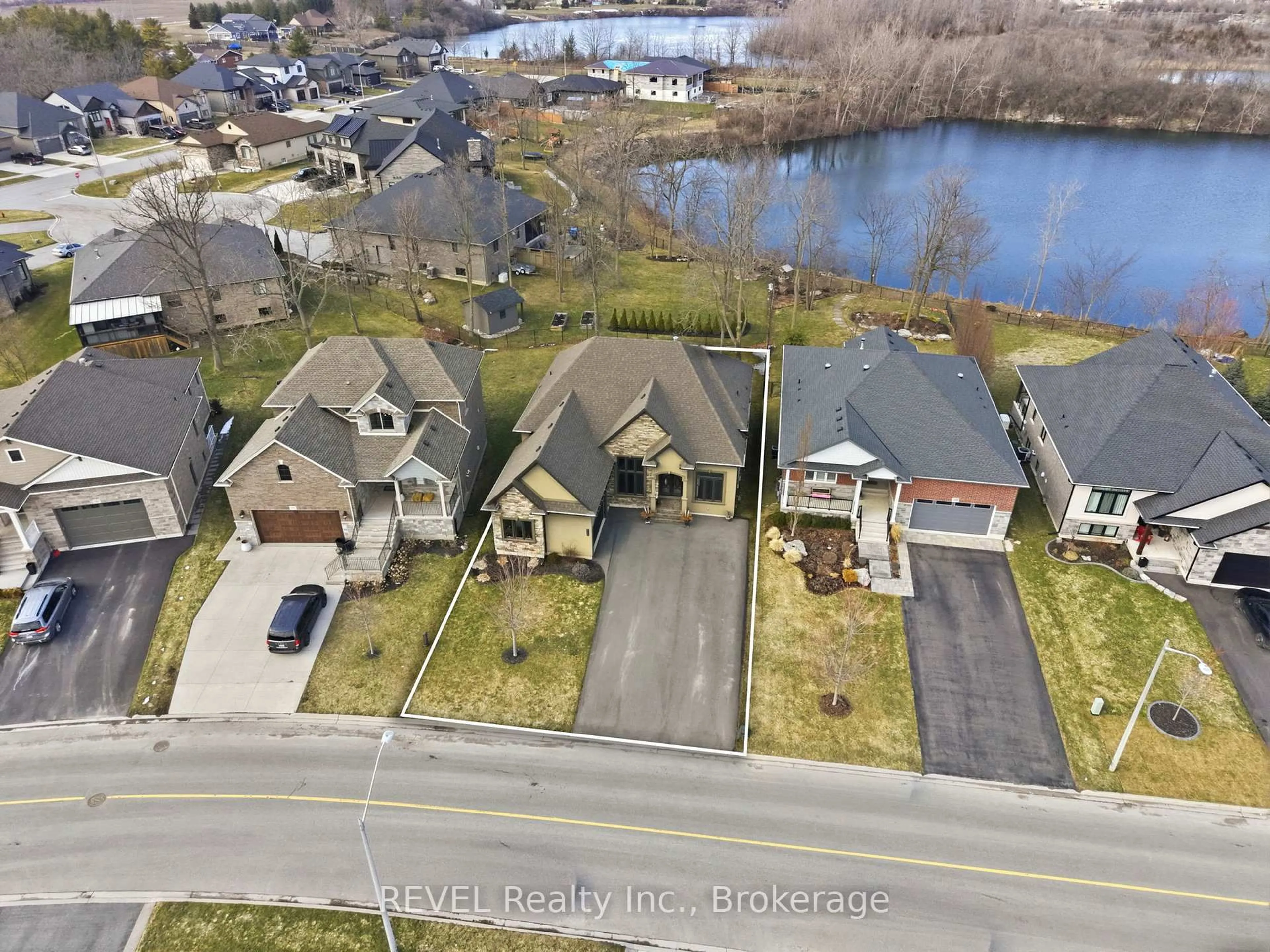 A pic from outside/outdoor area/front of a property/back of a property/a pic from drone, water/lake/river/ocean view for 713 Clarence St, Port Colborne Ontario L3K 6B8