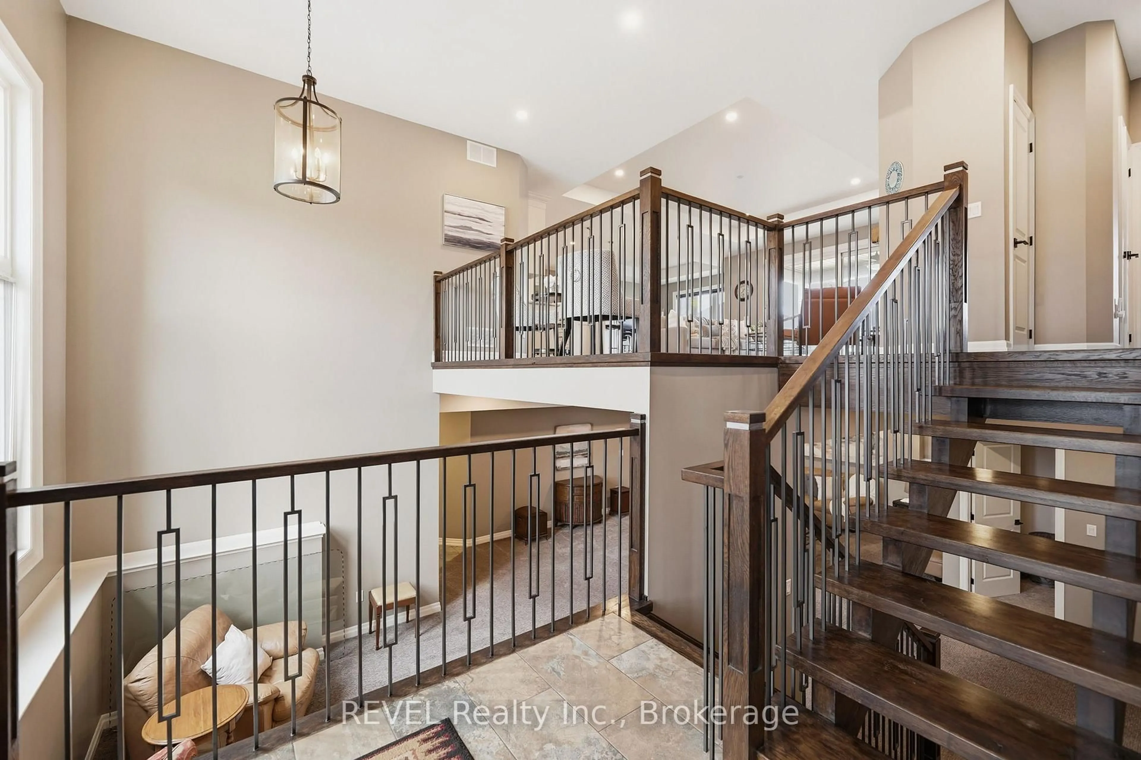 Indoor foyer for 713 Clarence St, Port Colborne Ontario L3K 6B8