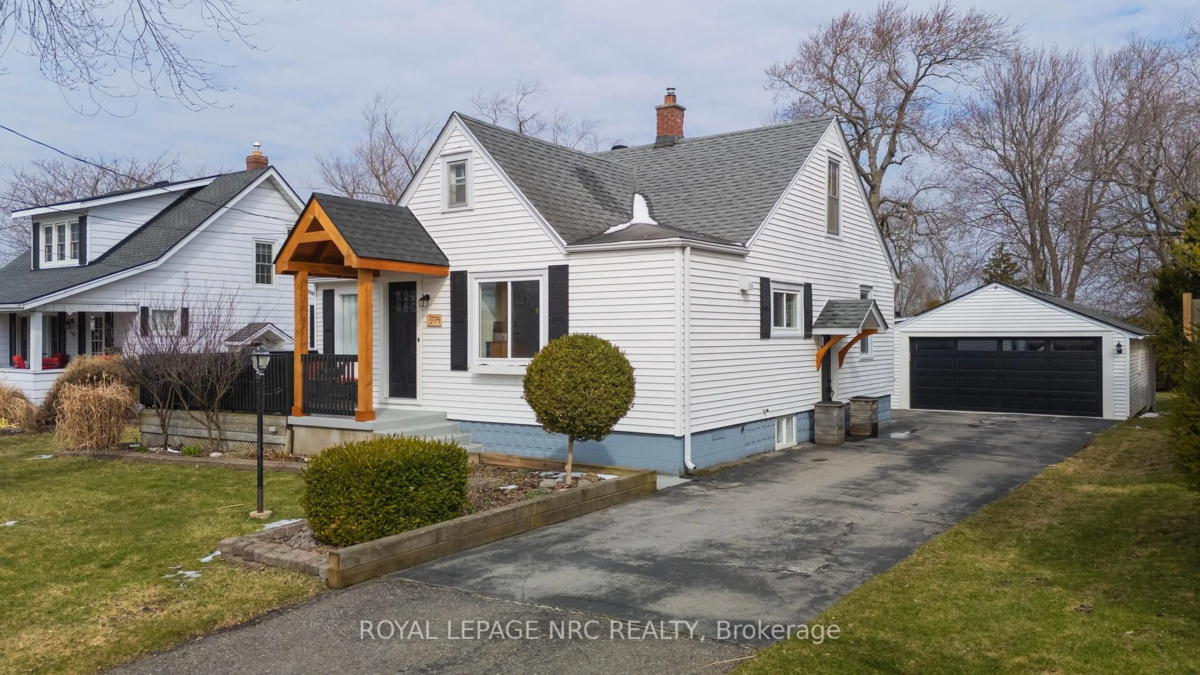 Home with vinyl exterior material, street for 3774 Dominion Rd, Fort Erie Ontario L0S 1N0
