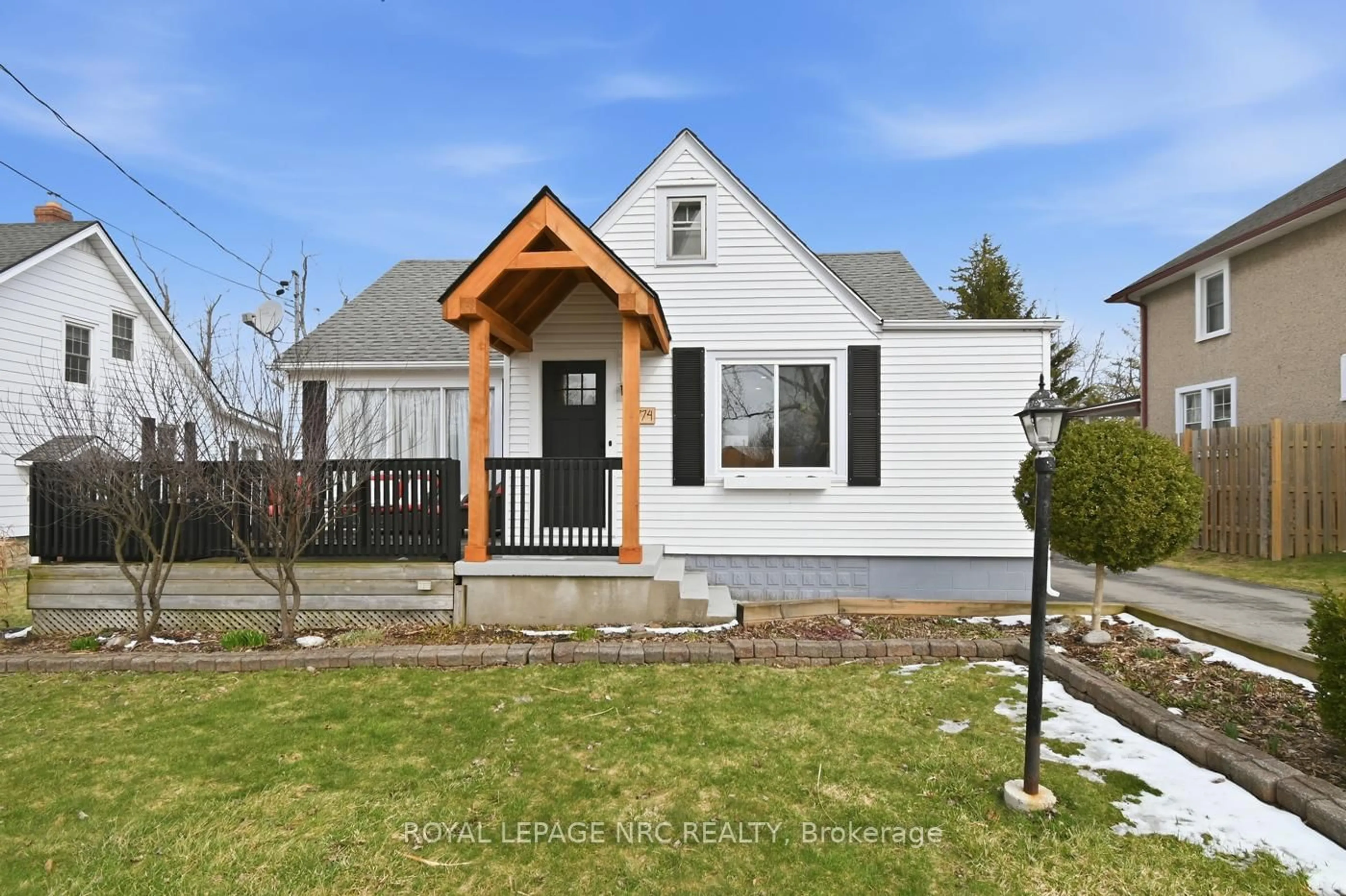 Home with vinyl exterior material, street for 3774 Dominion Rd, Fort Erie Ontario L0S 1N0