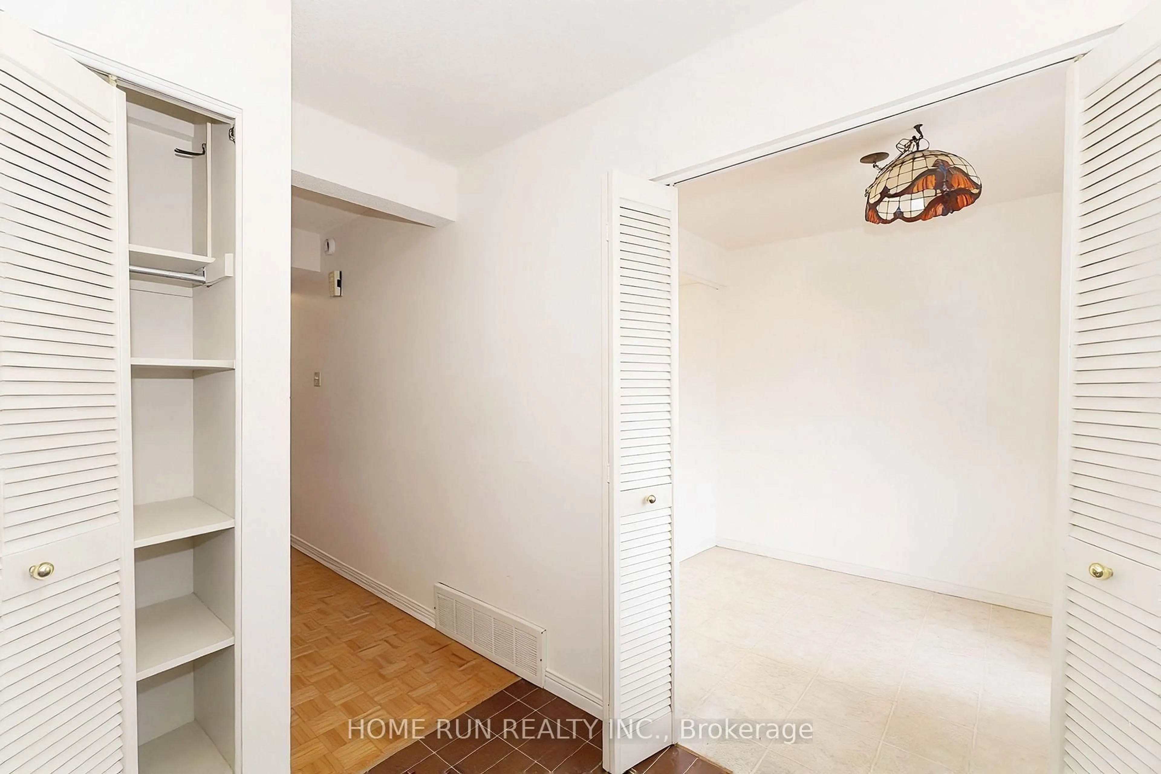 A pic of a room for 98 Templeton St, Ottawa Ontario K1N 6X3