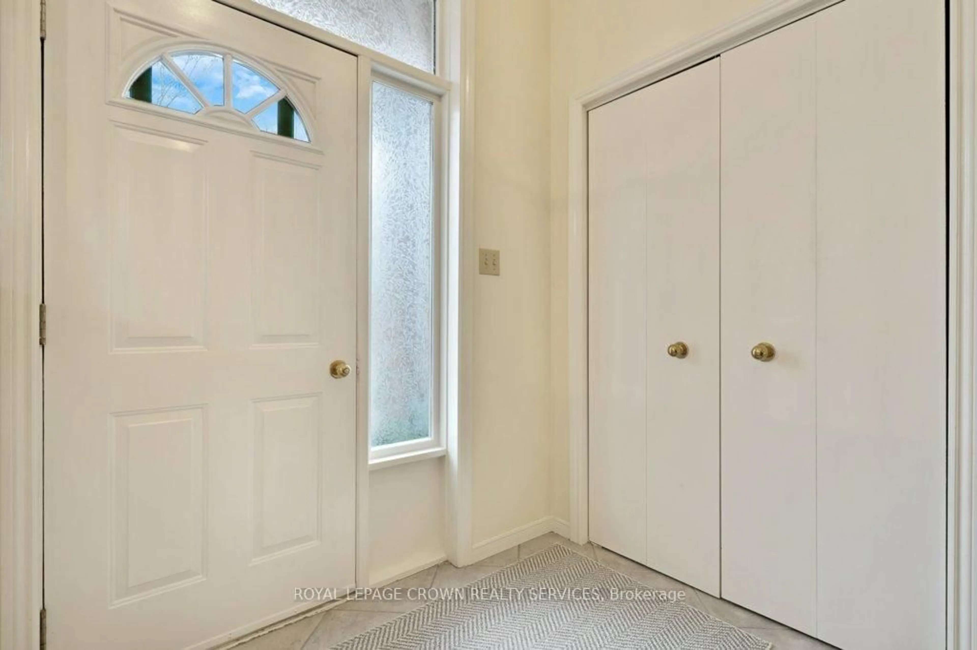 Indoor entryway for 604 White Oak Dr, Cambridge Ontario N1S 4J6