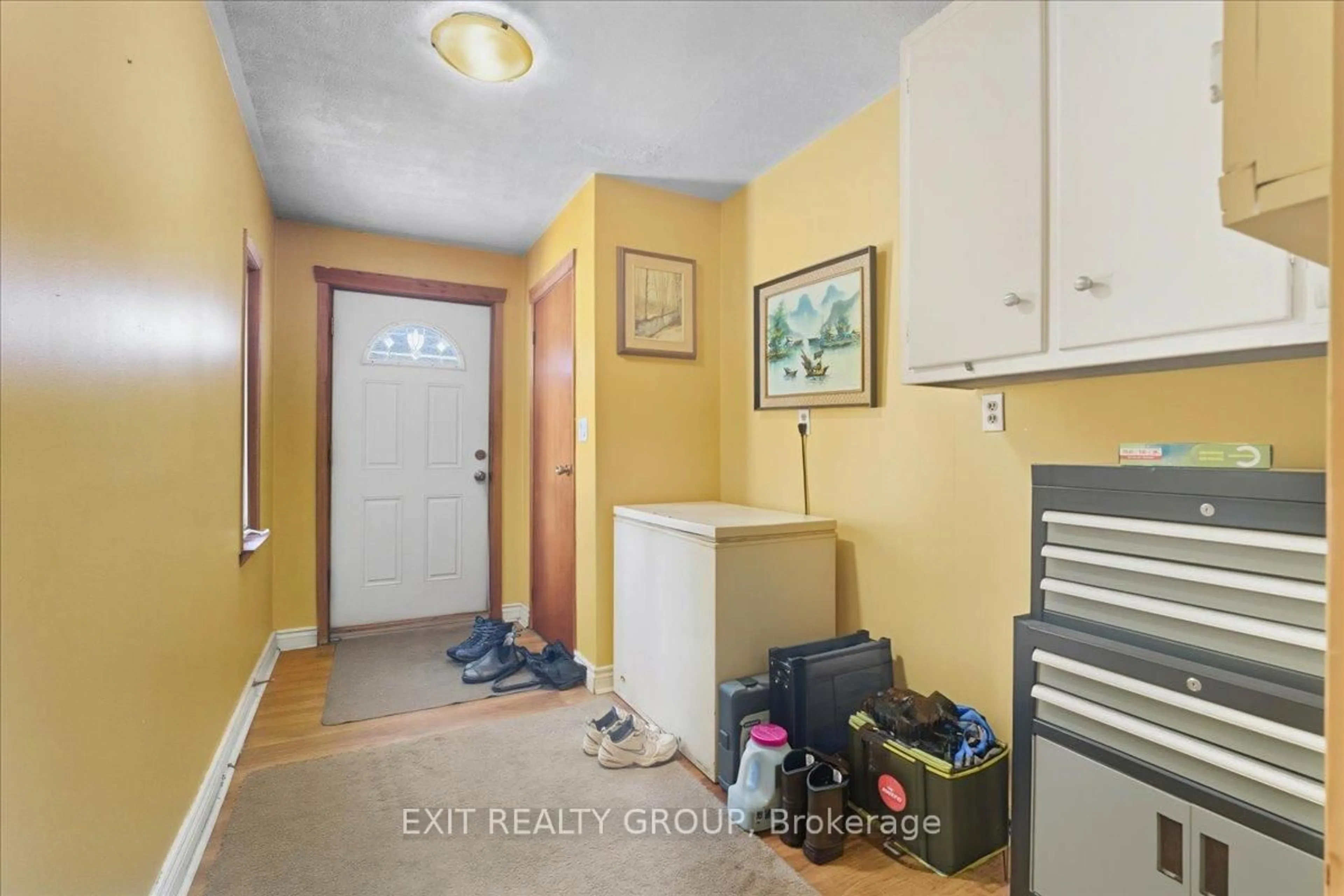 Indoor entryway for 1573 County Road 5, Hastings Ontario K0K 2C0