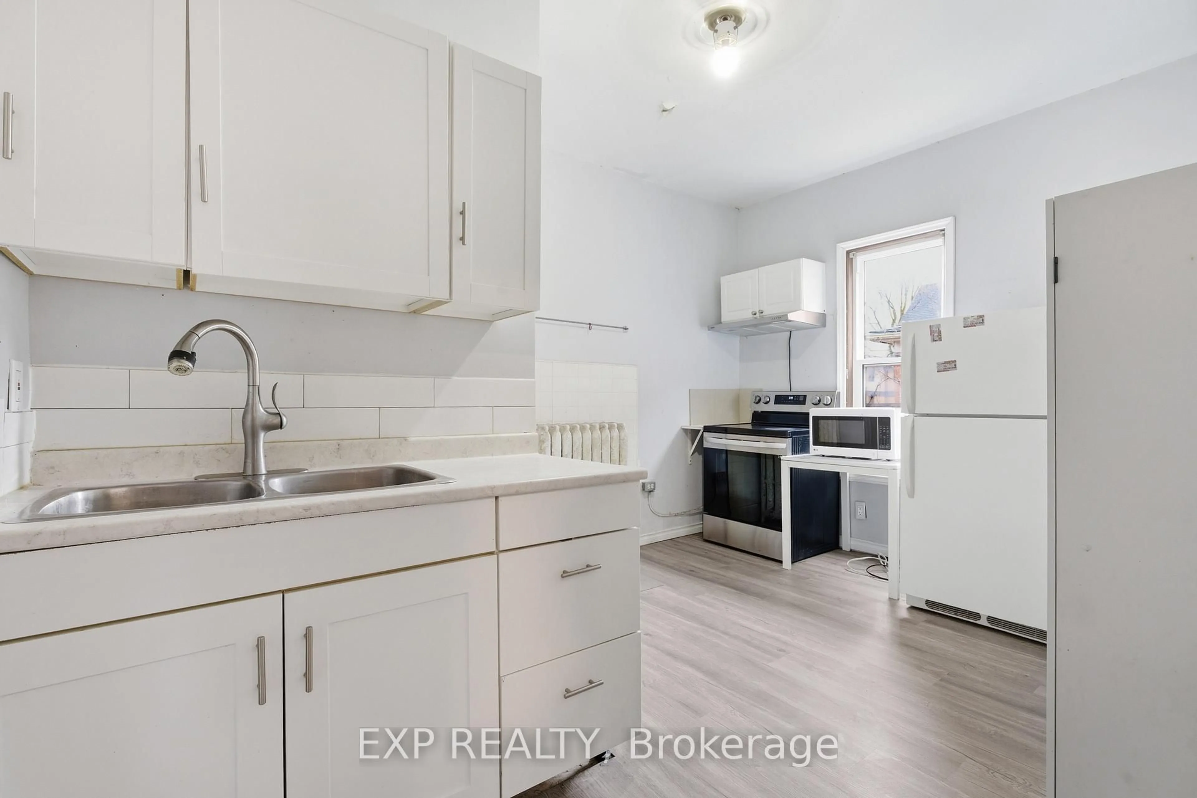 Standard kitchen, ceramic/tile floor for 30 Regina St, Waterloo Ontario N2J 3A1