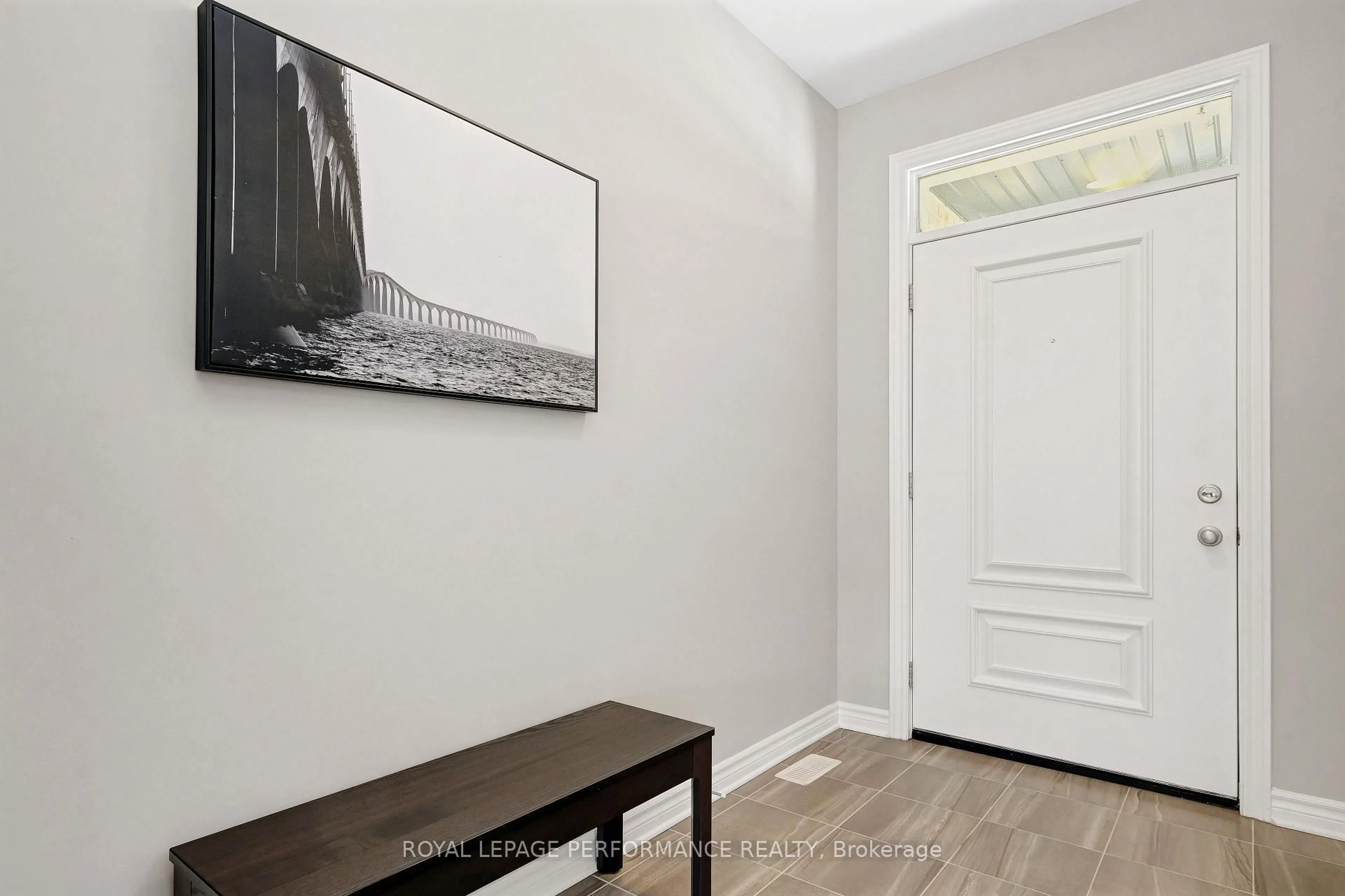 Indoor entryway for 203 Station Tr, Russell Ontario K4R 0C9