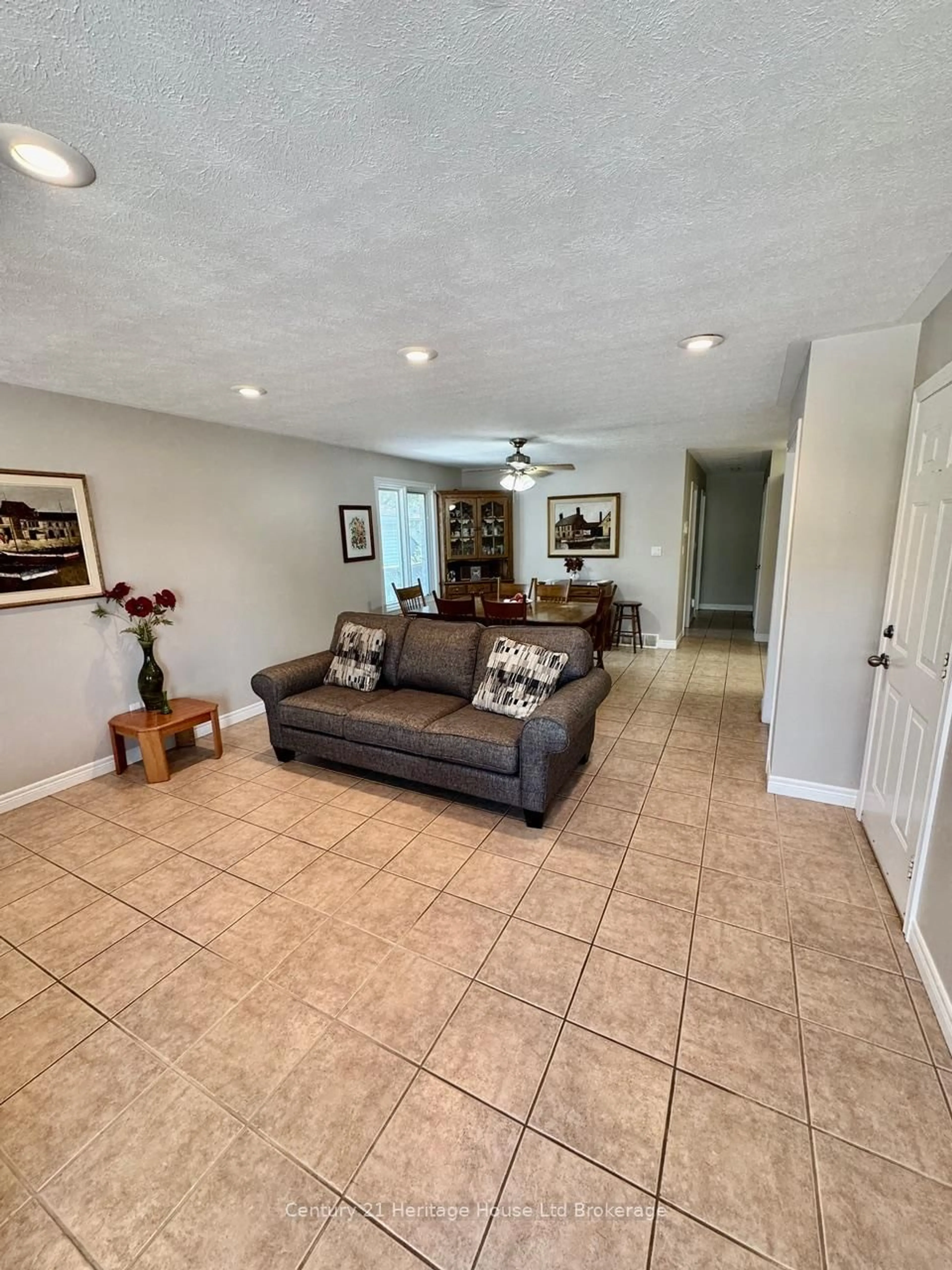 Living room with furniture, ceramic/tile floor for 28 Teeple St, Woodstock Ontario N4S 3Y7