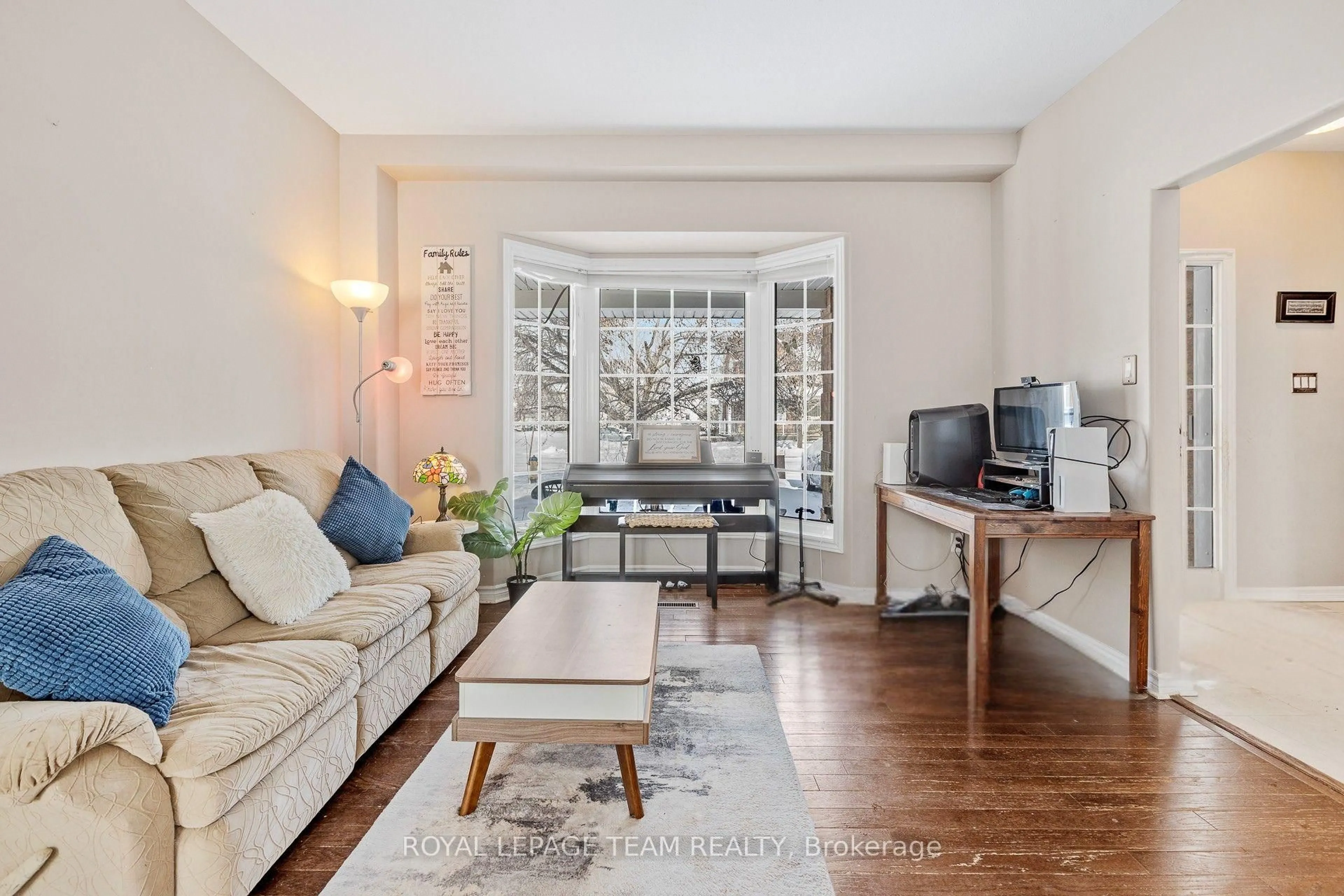 Living room with furniture, unknown for 4091 CANYON WALK Dr, Ottawa Ontario K1V 1V8