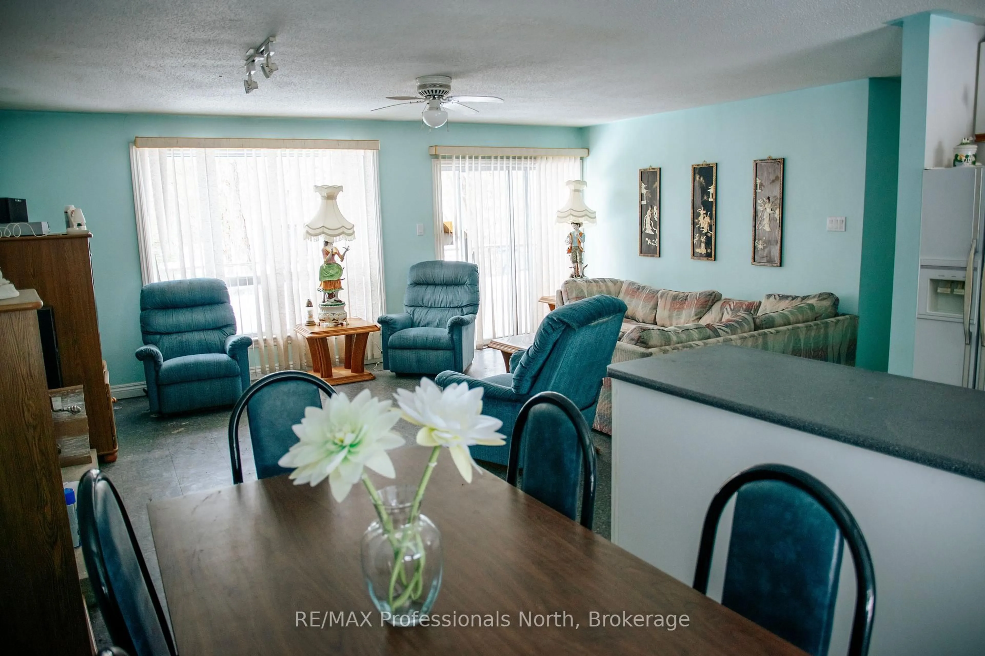 Living room with furniture, wood/laminate floor for 1114 River Haven Rd, Bracebridge Ontario P1L 1X1