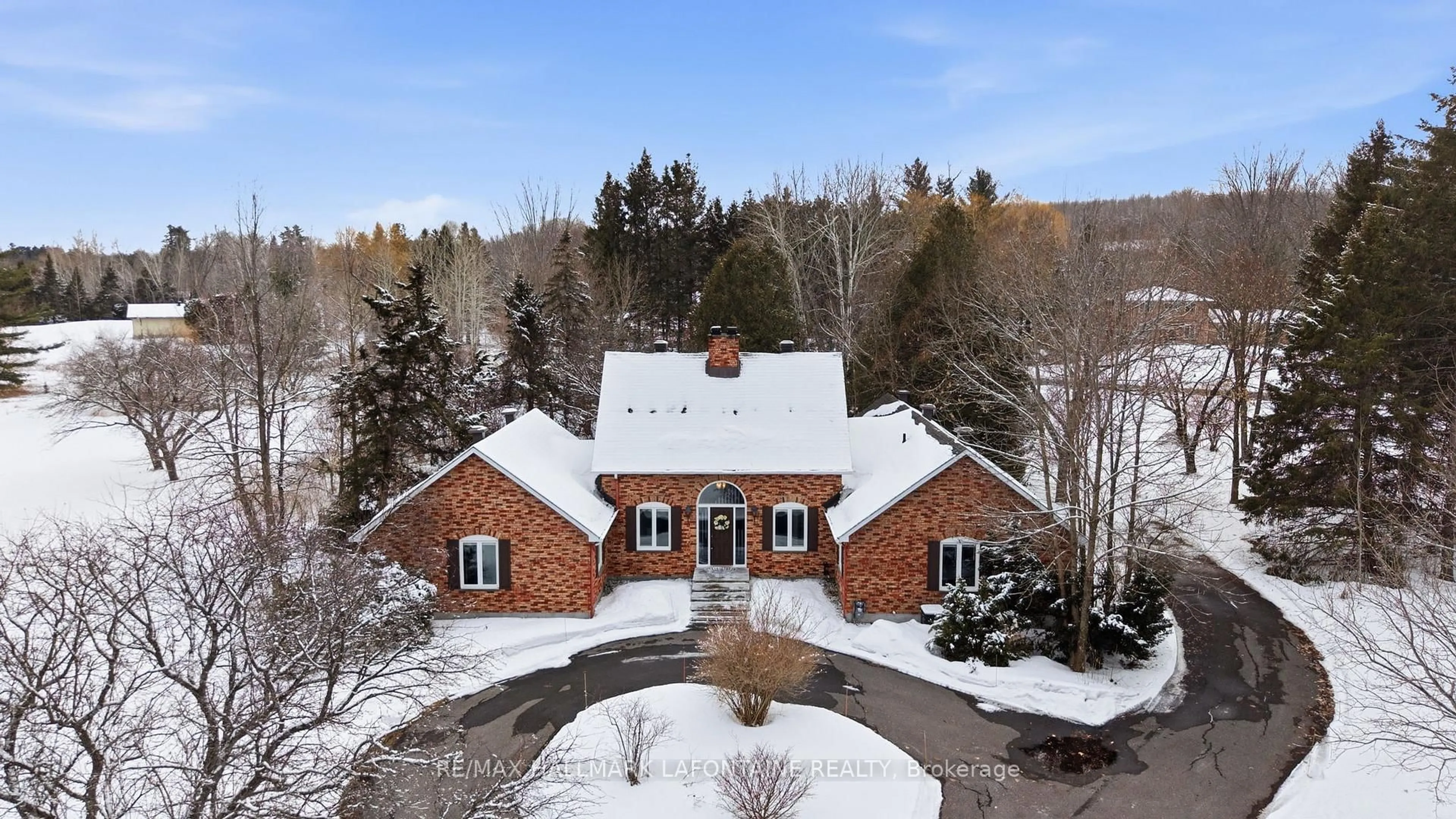 A pic from outside/outdoor area/front of a property/back of a property/a pic from drone, mountain view for 1460 Kinsella Dr, Ottawa Ontario K4C 1A9