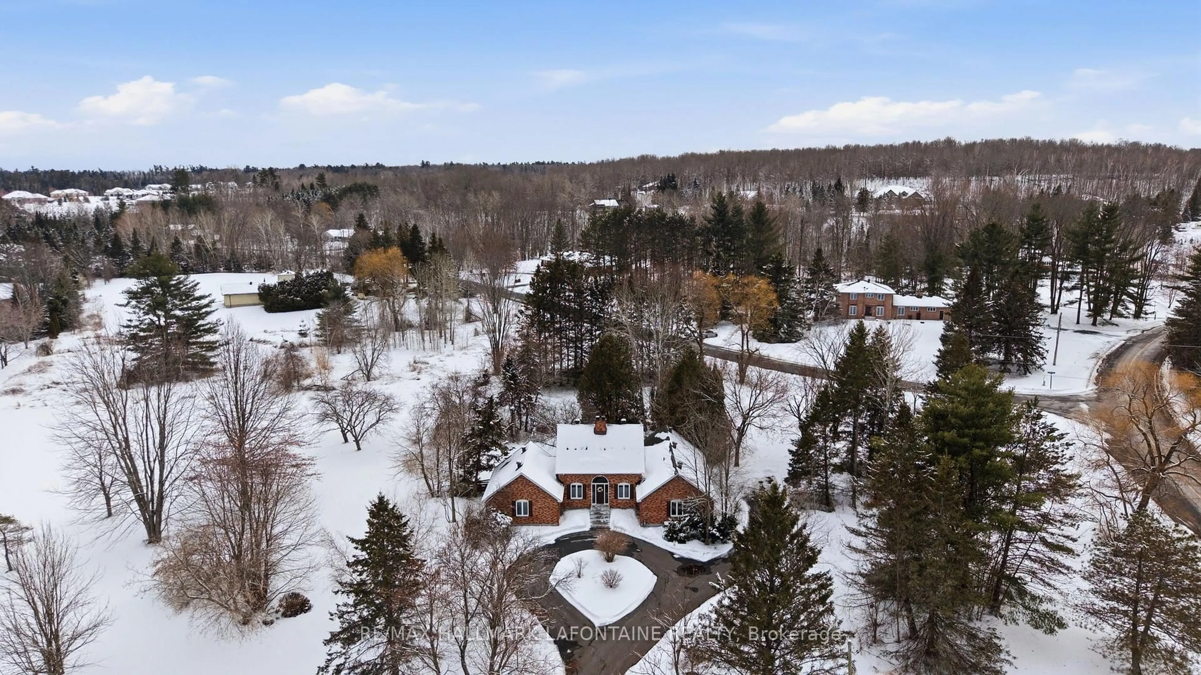 A pic from outside/outdoor area/front of a property/back of a property/a pic from drone, mountain view for 1460 Kinsella Dr, Ottawa Ontario K4C 1A9