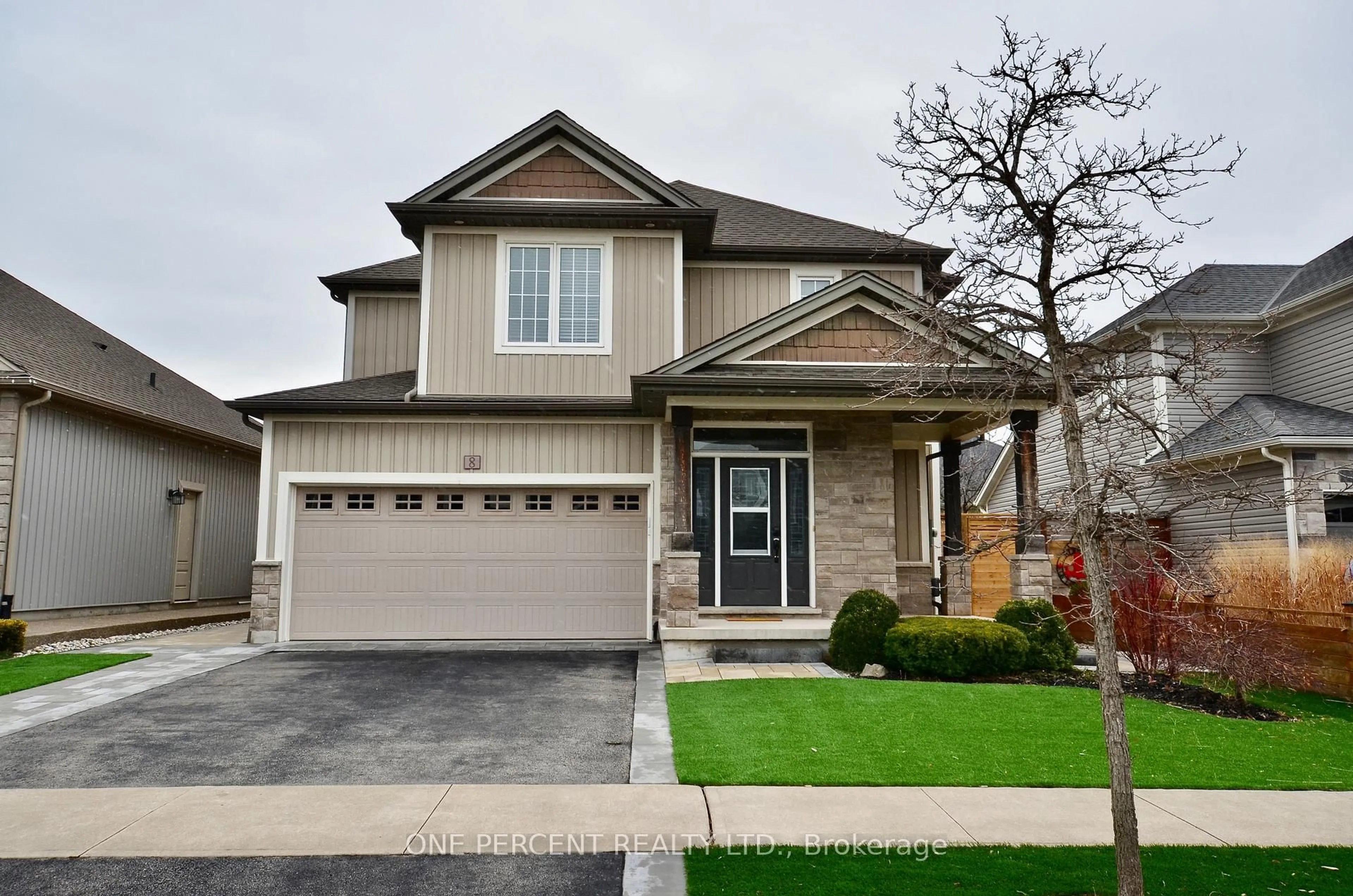 Home with vinyl exterior material, street for 8 Moes Cres, St. Catharines Ontario L2M 0B1