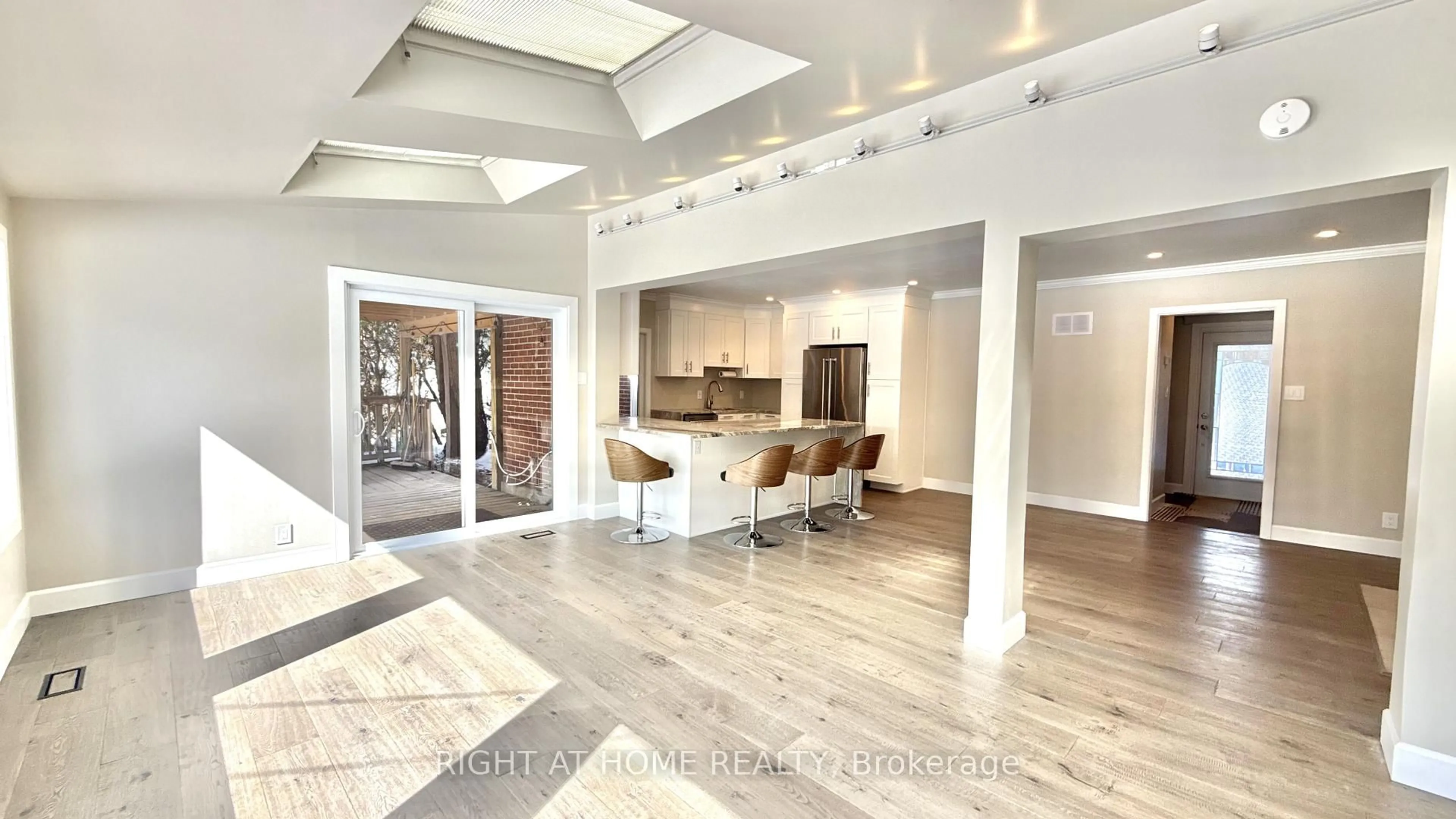 Unknown for 254 Smyth Rd, Ottawa Ontario K1H 5A2