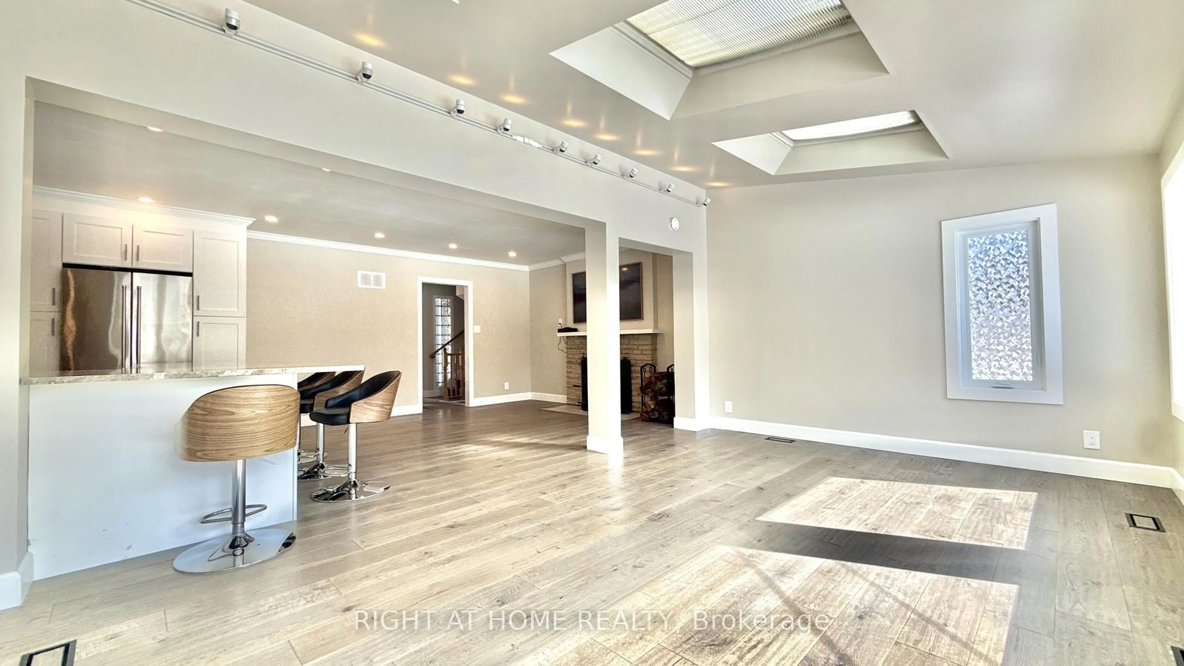 Indoor foyer for 254 Smyth Rd, Ottawa Ontario K1H 5A2