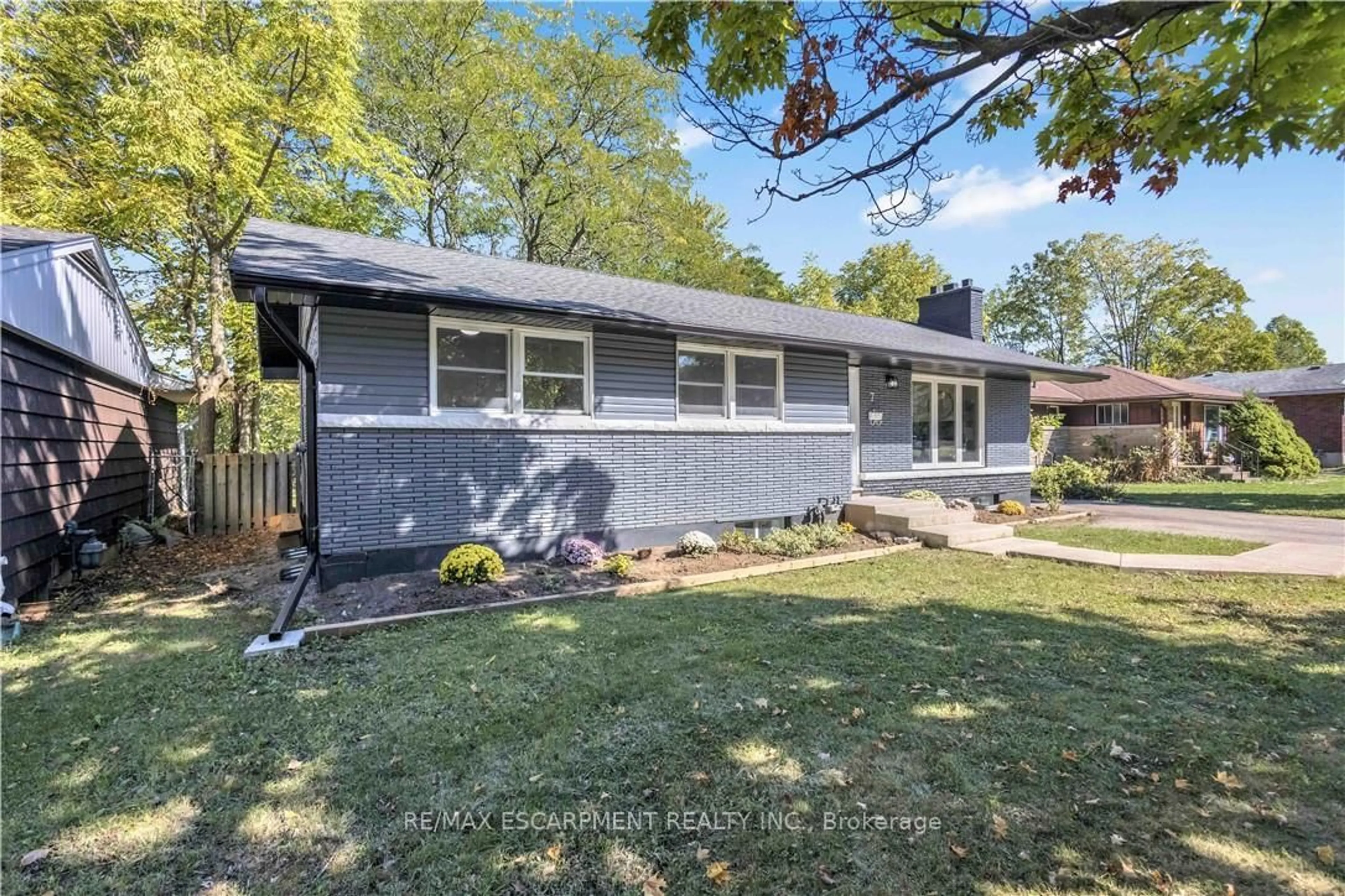 Home with vinyl exterior material, street for 7 Swan Dr, St. Catharines Ontario L2T 2C2