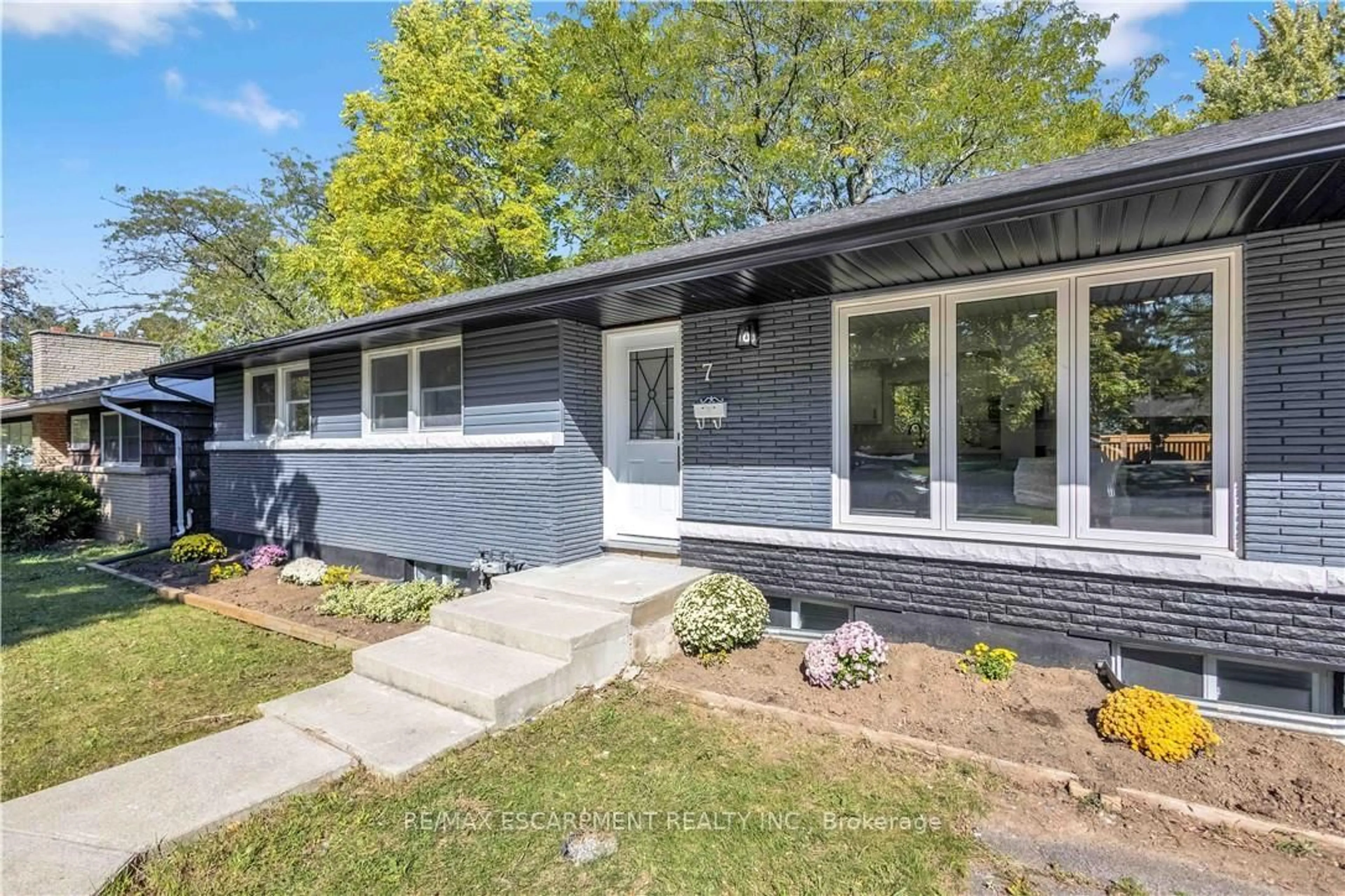 Home with vinyl exterior material, street for 7 Swan Dr, St. Catharines Ontario L2T 2C2