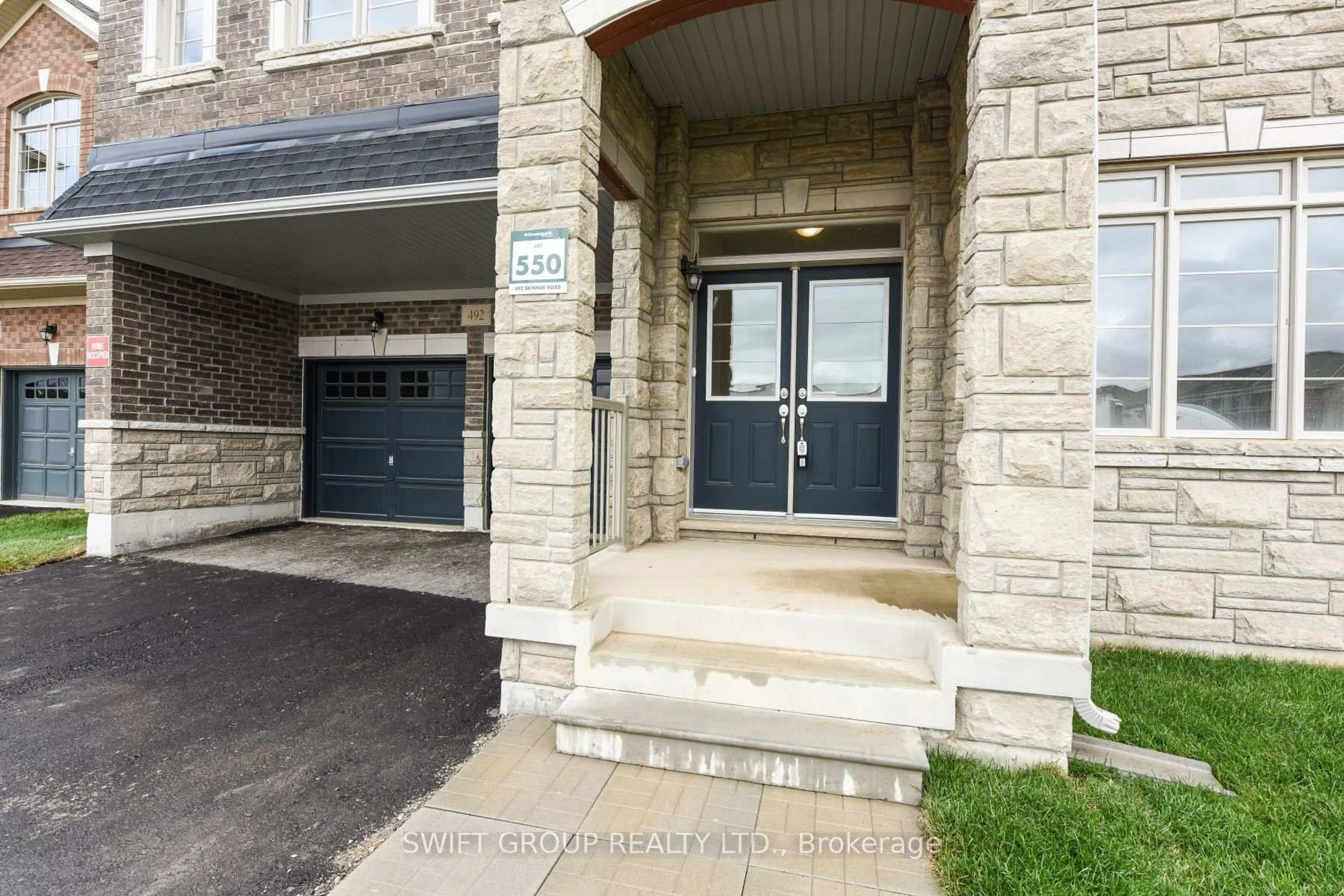 Indoor entryway for 492 Skinner Rd, Hamilton Ontario L8B 1Z9