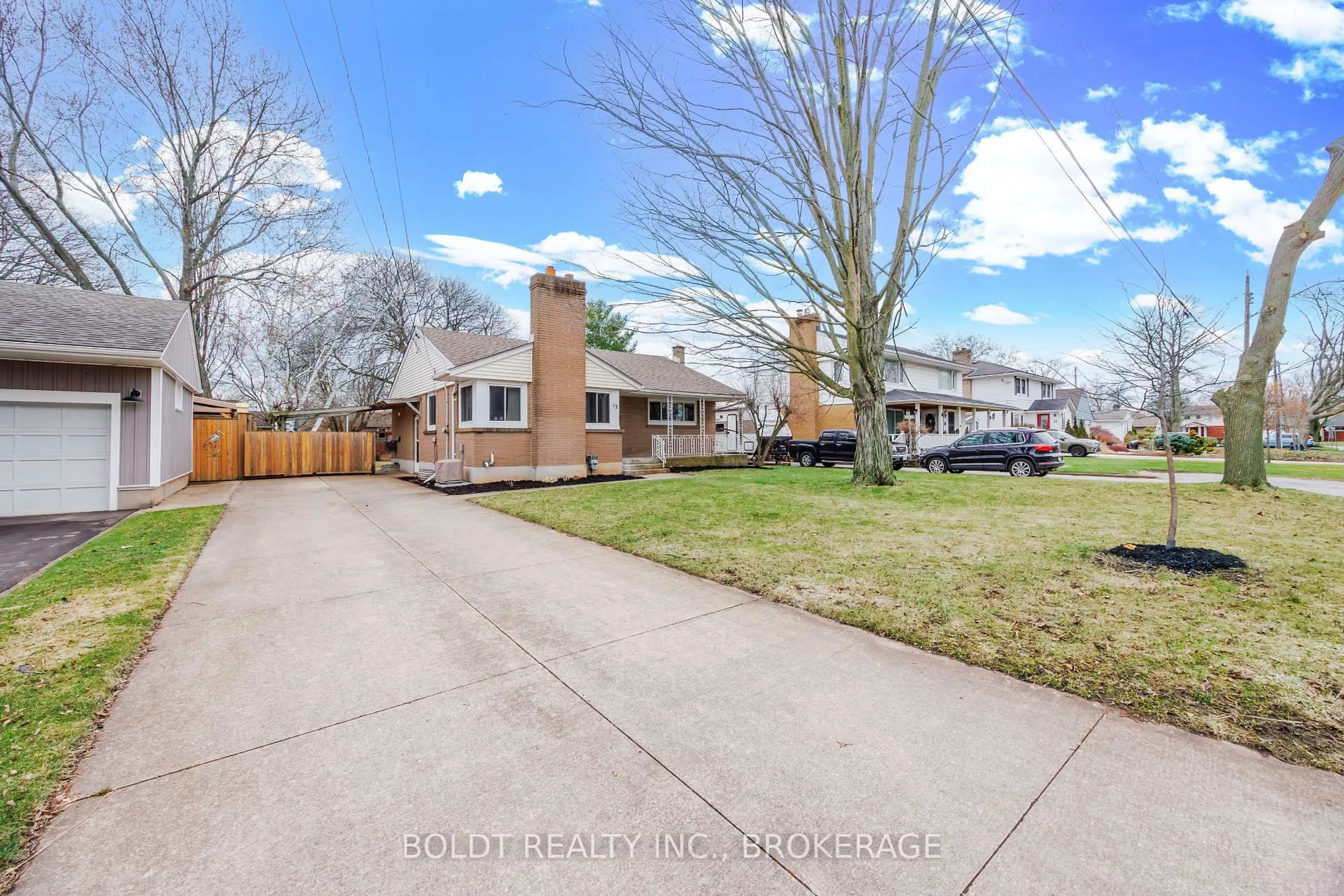 A pic from outside/outdoor area/front of a property/back of a property/a pic from drone, street for 12 Sunnyside Dr, St. Catharines Ontario L2M 2A1
