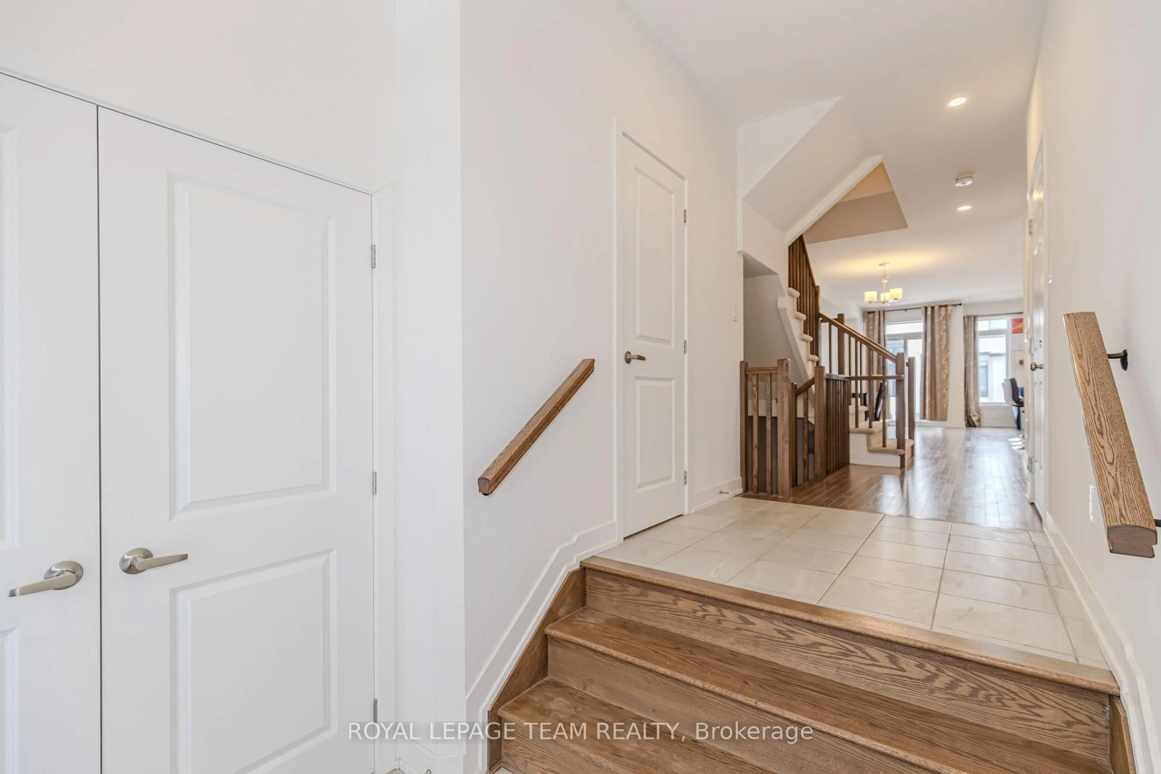 Indoor entryway for 867 Anciano Cres, Stittsville Ontario K2S 2R8