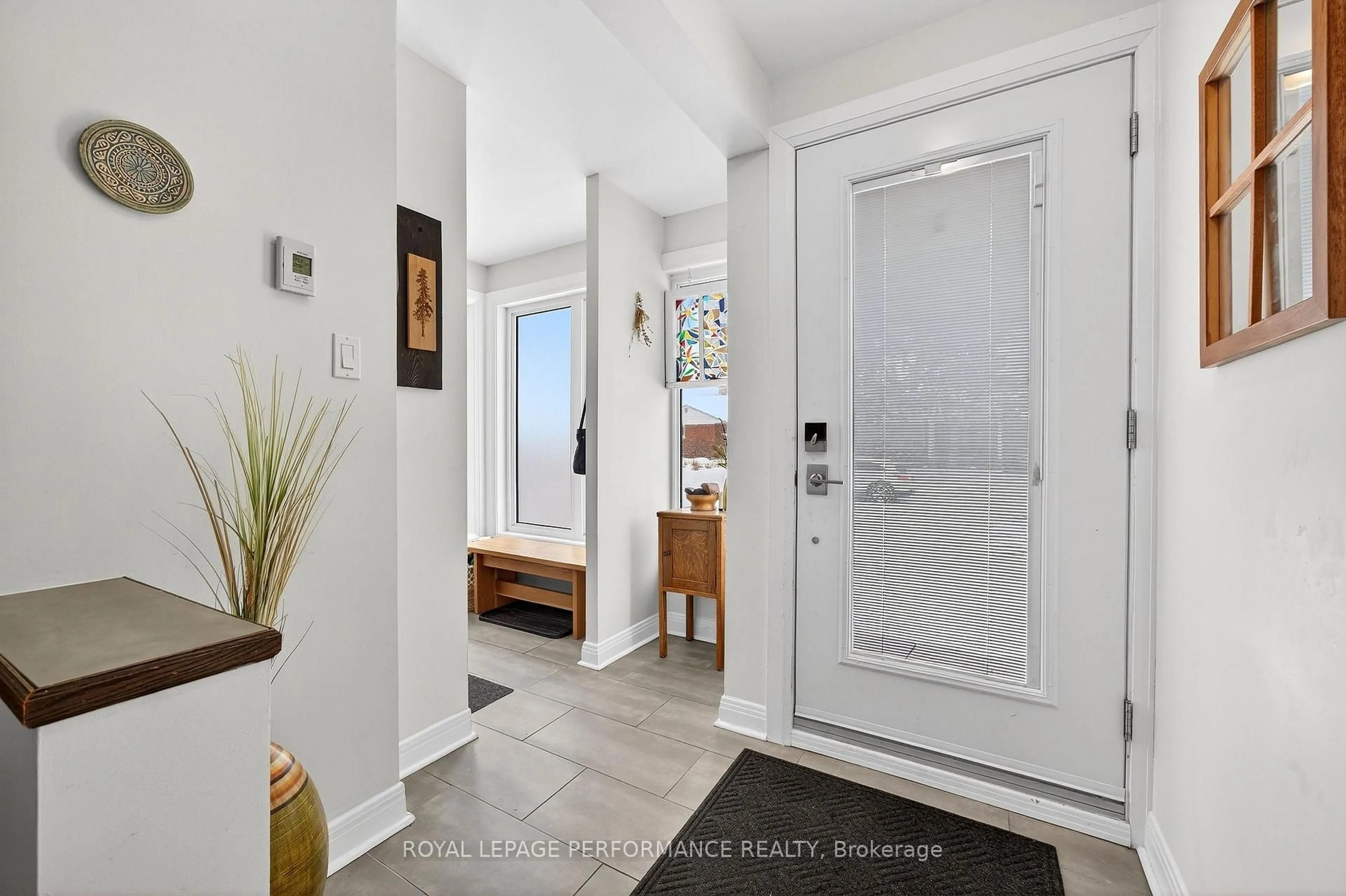 Indoor entryway for 2157 Rushton Rd, Ottawa Ontario K2A 1N6