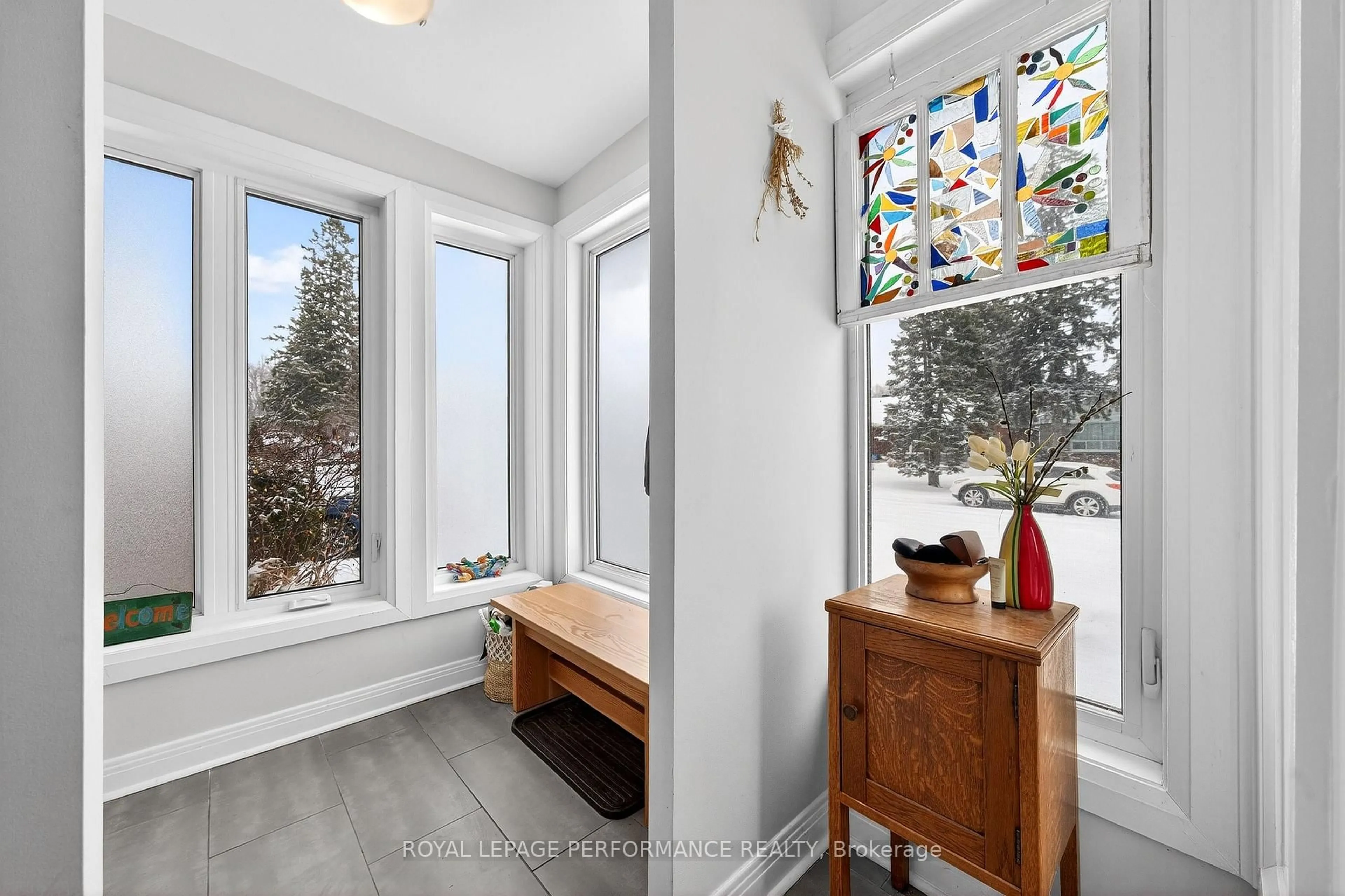 Indoor entryway for 2157 Rushton Rd, Ottawa Ontario K2A 1N6