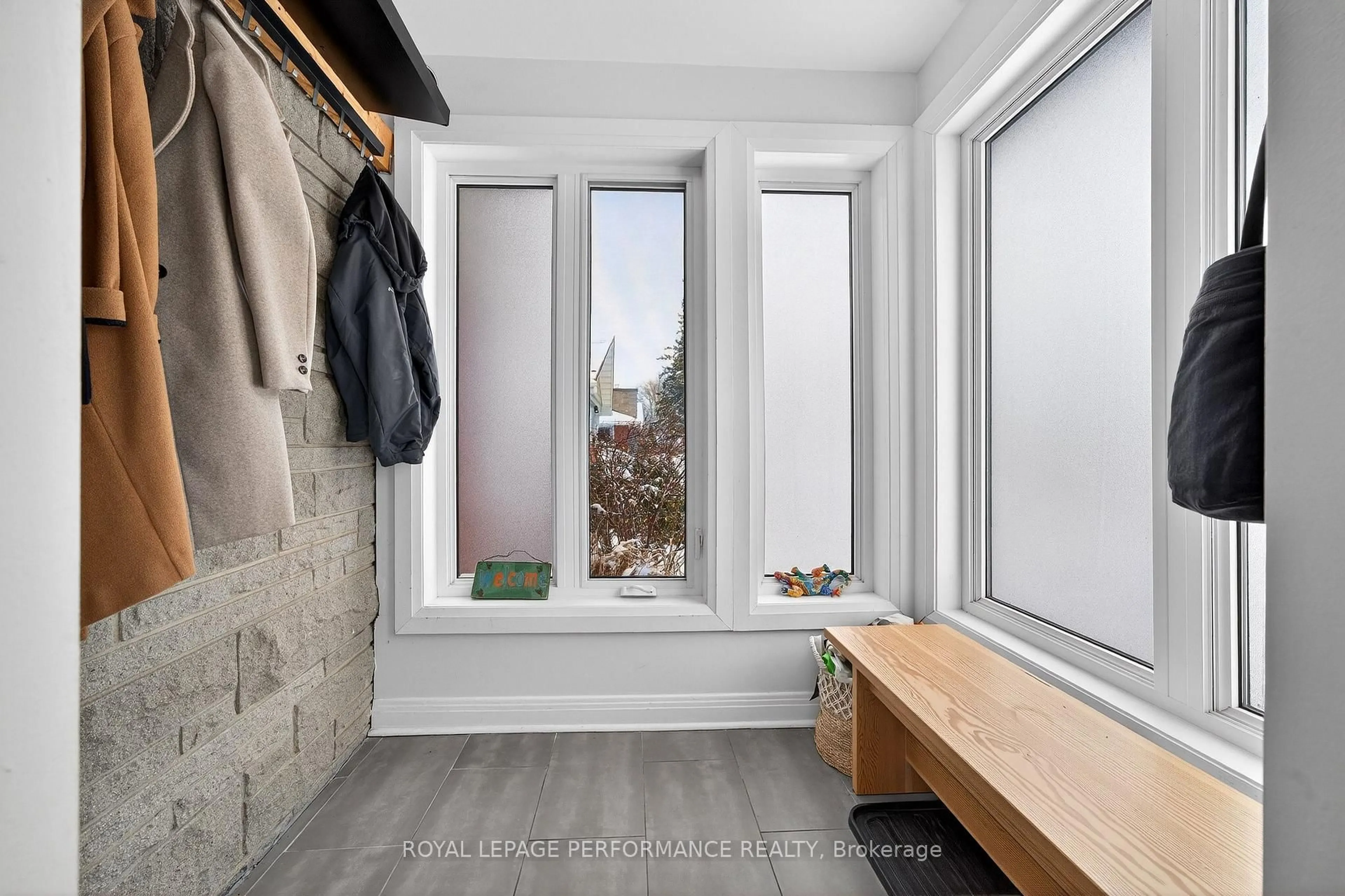 Indoor entryway for 2157 Rushton Rd, Ottawa Ontario K2A 1N6