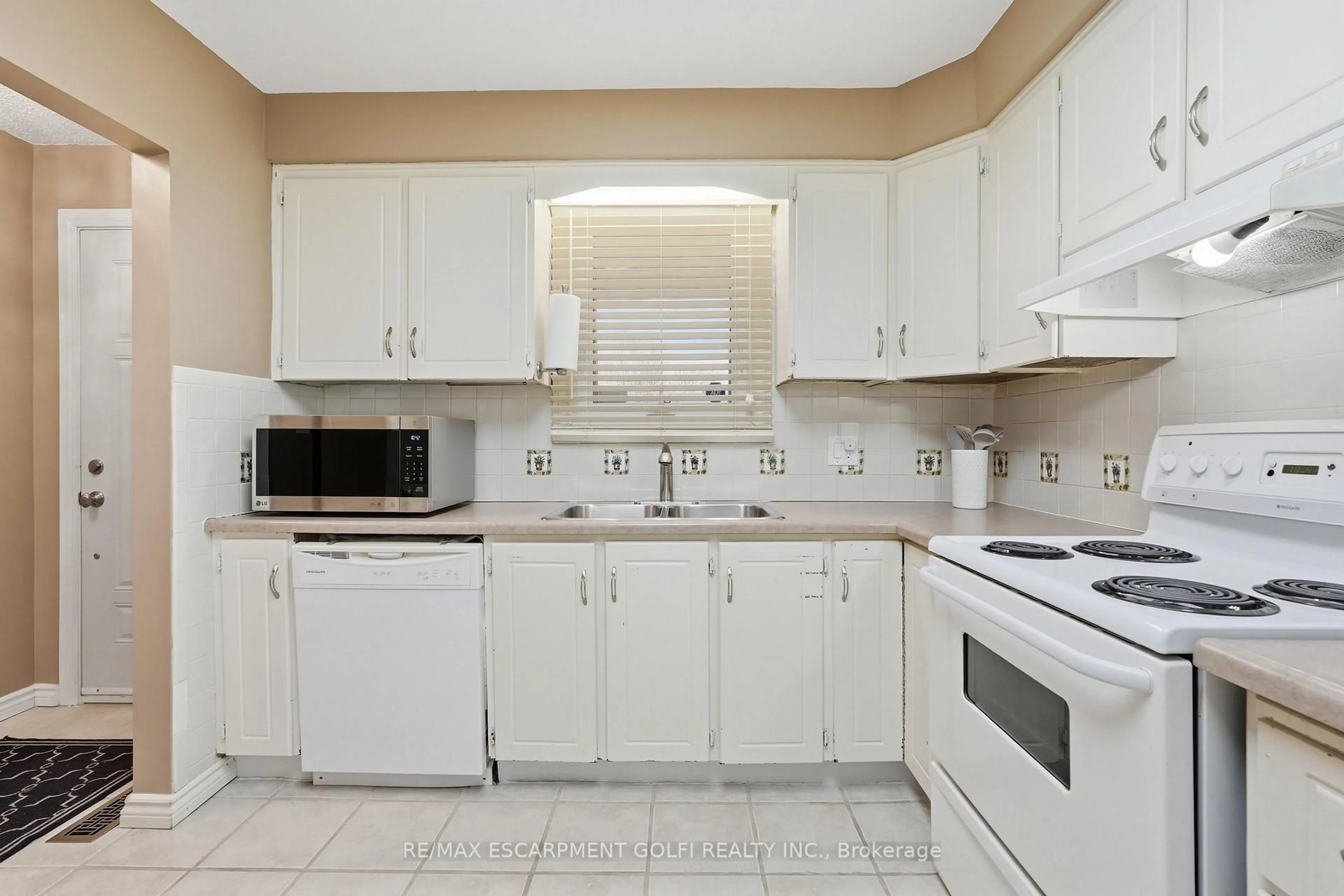 Standard kitchen, ceramic/tile floor for 21 Odessa St, Hamilton Ontario L8J 1A3