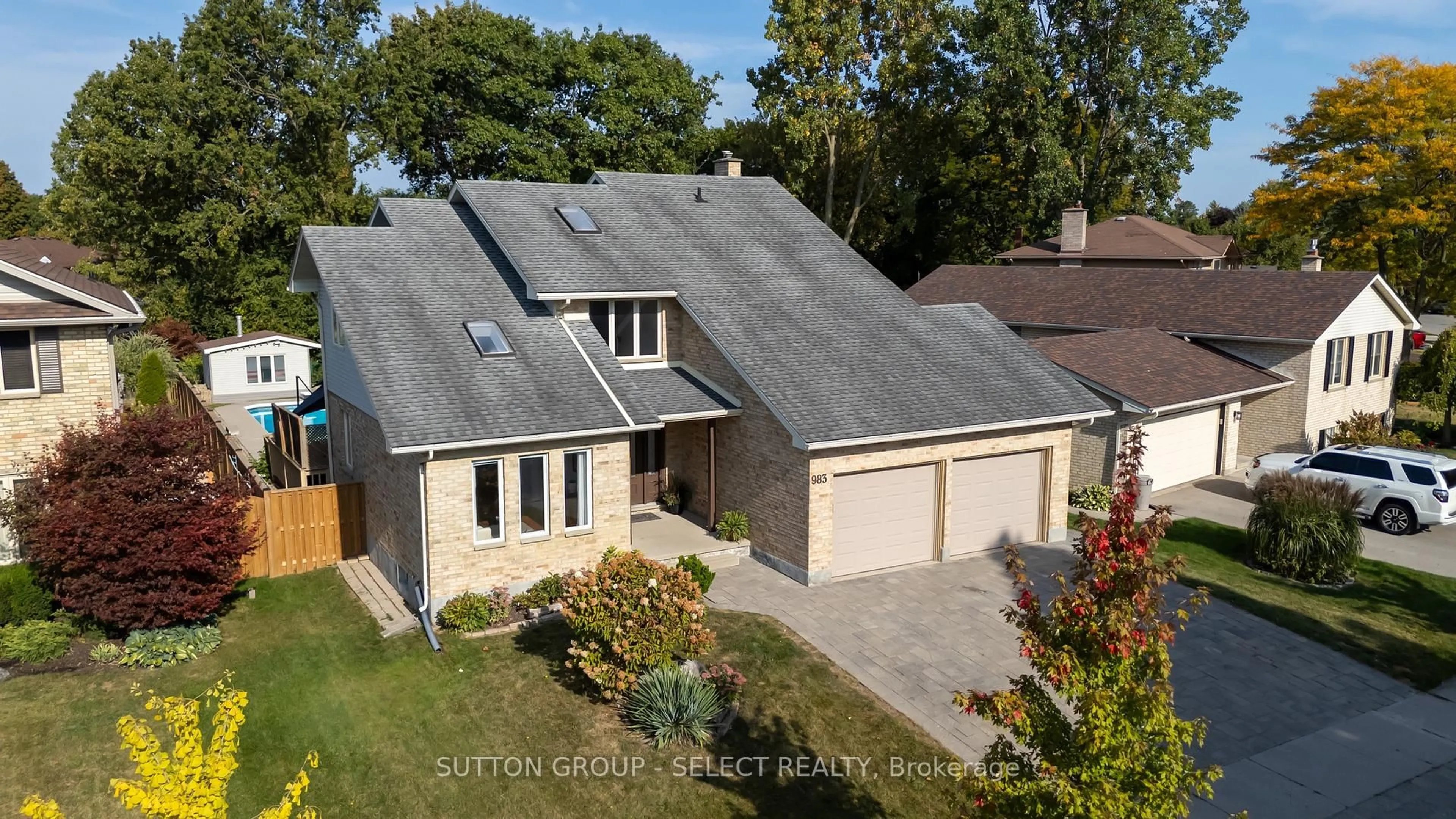 A pic from outside/outdoor area/front of a property/back of a property/a pic from drone, street for 983 Country Club Cres, London South Ontario N6C 5R6