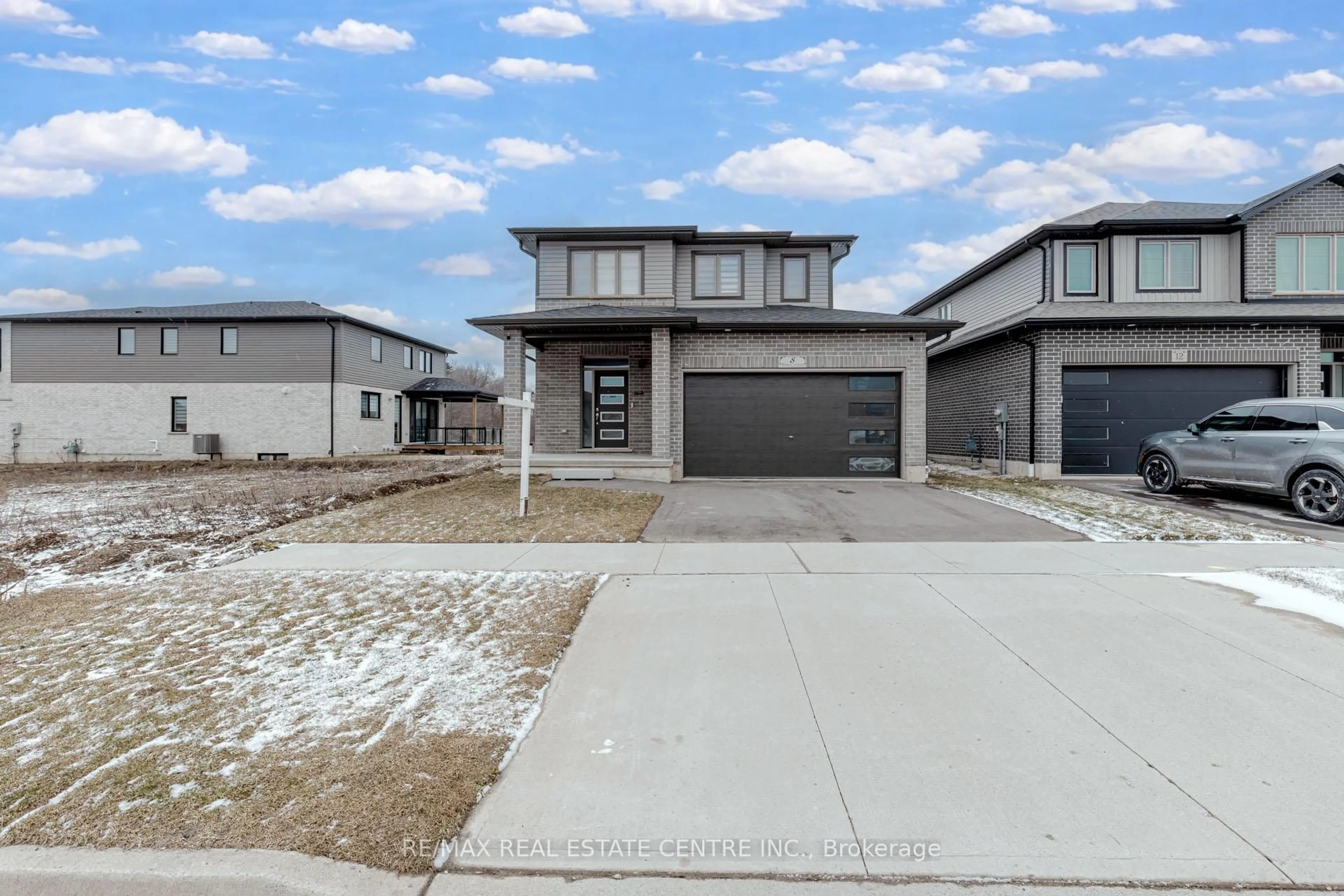 Unknown for 8 Moon Cres, Cambridge Ontario N1S 0C4