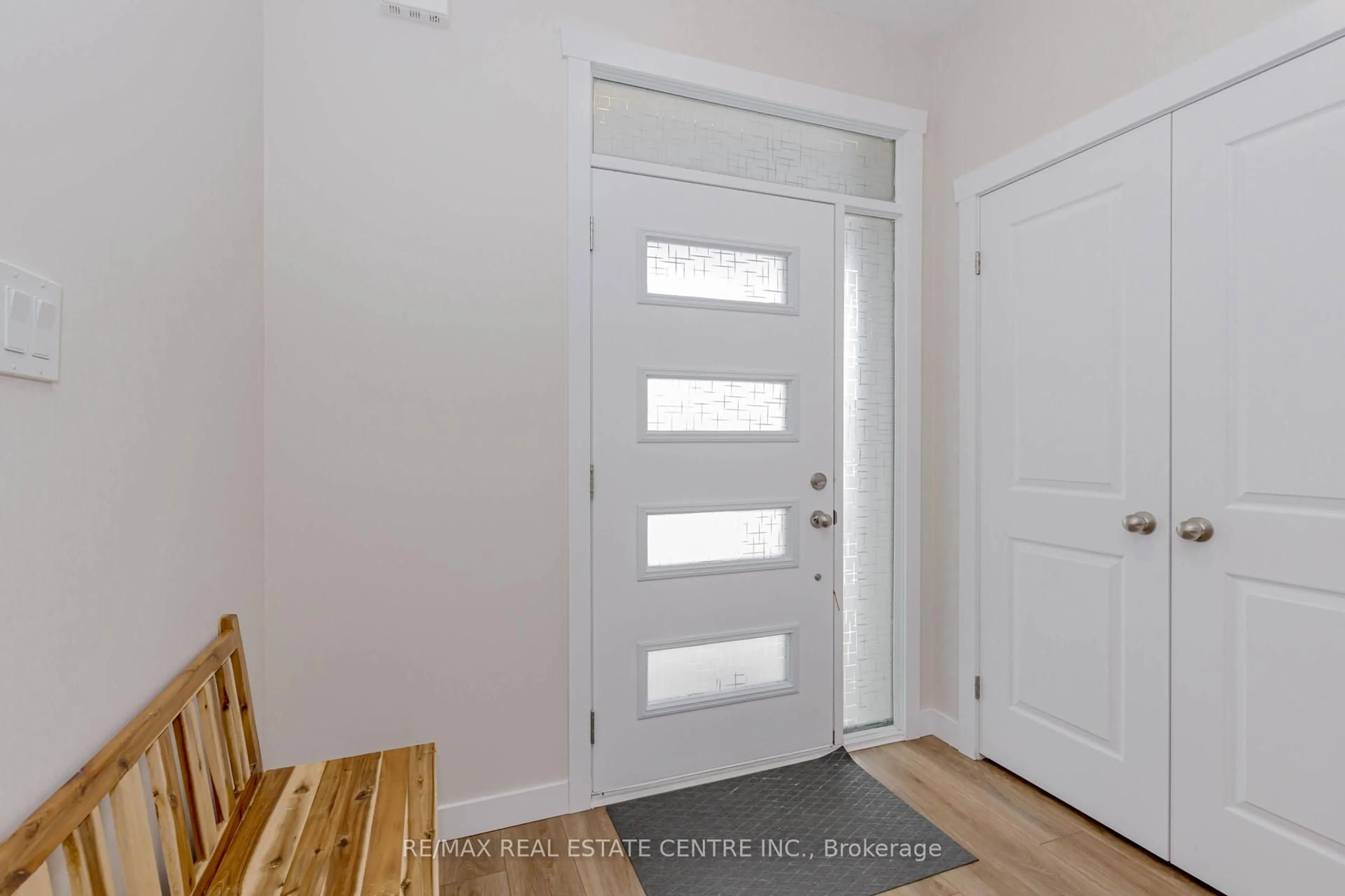 Indoor entryway for 8 Moon Cres, Cambridge Ontario N1S 0C4